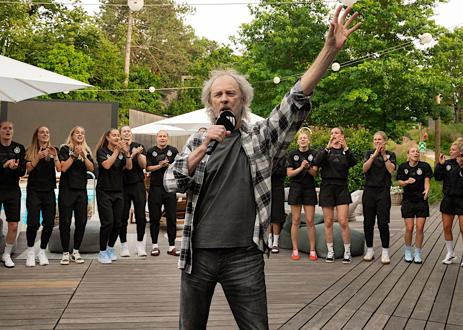 Schlagerstar Wolfgang Petry singt mit den Spielerinnen der Frauen-Nationalmannschaft im Trainingslager.