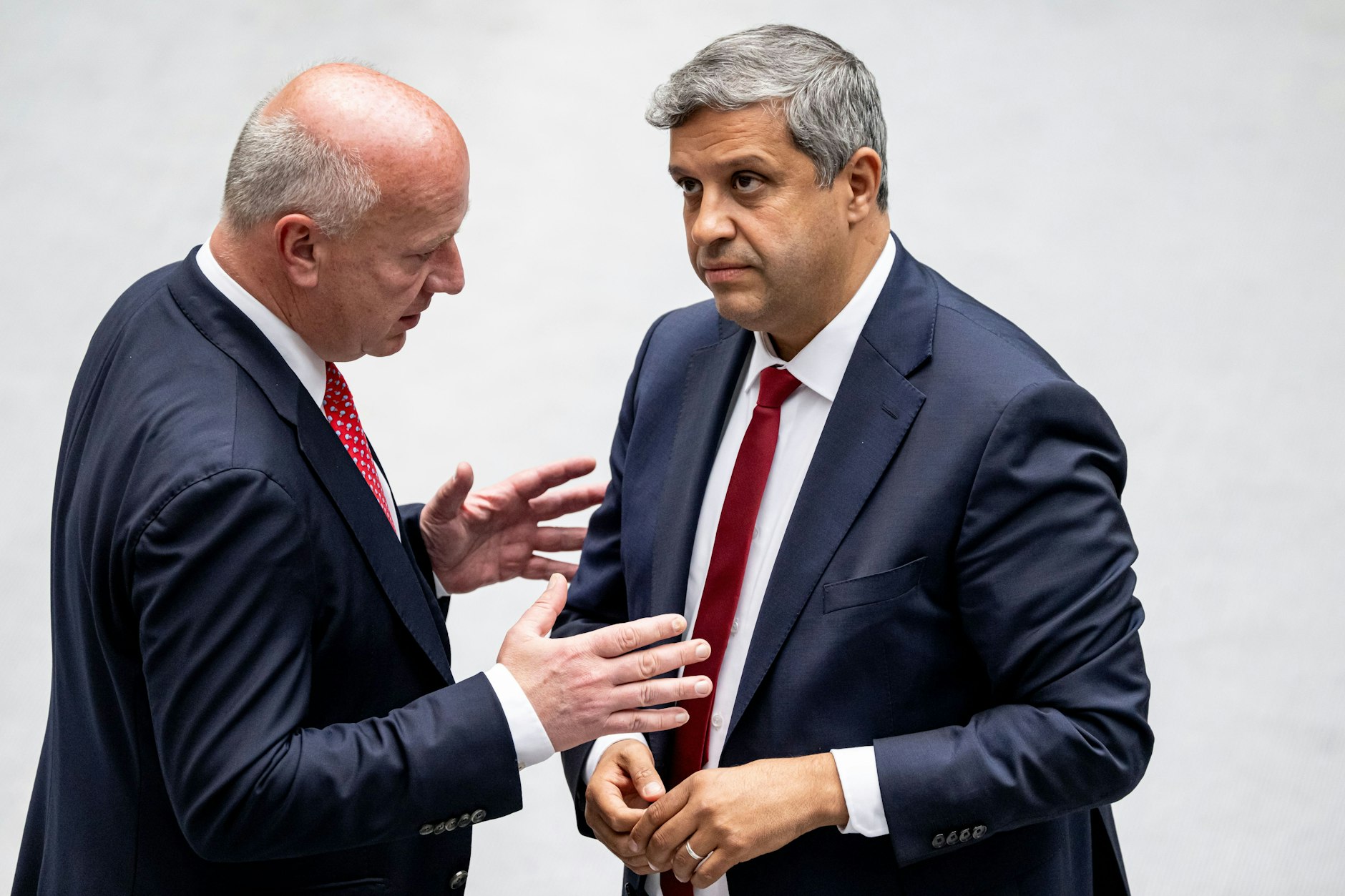 Regierungschef Kai Wegner und SPD-Fraktionschef Raed Saleh im Abgeordnetenhaus