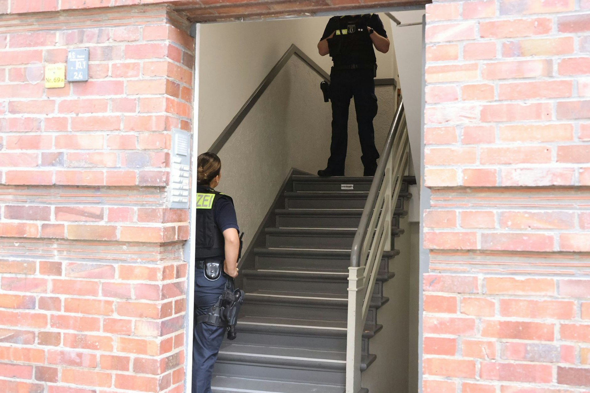 Die Polizei wurde alarmiert. In einer Wohnung in der Zobeltitzstraße und Berlin-Reinickendorf stach eine Schwester auf die andere und deren Sohn ein.