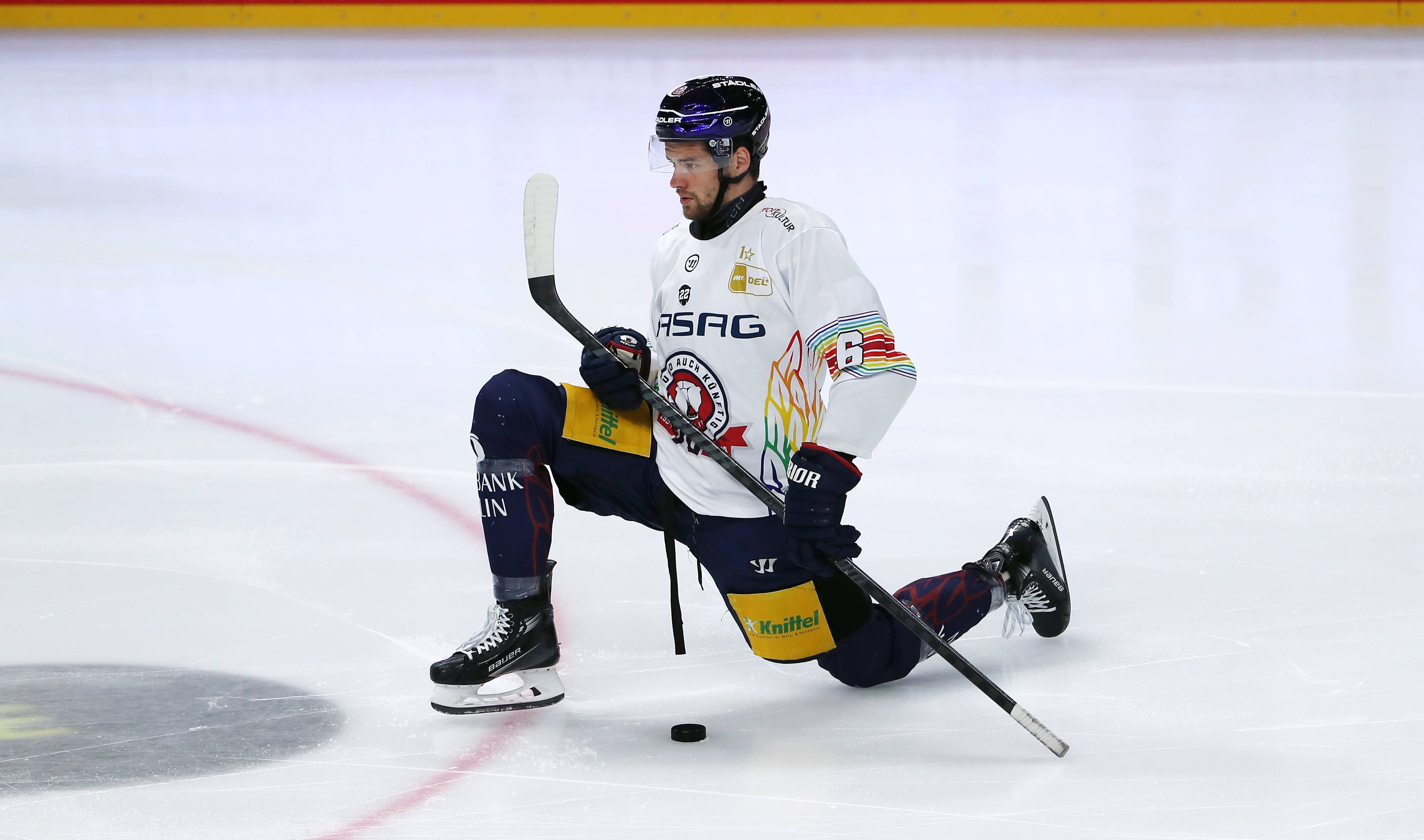 Eisbären Berlin trainieren wie beim Formationstanz