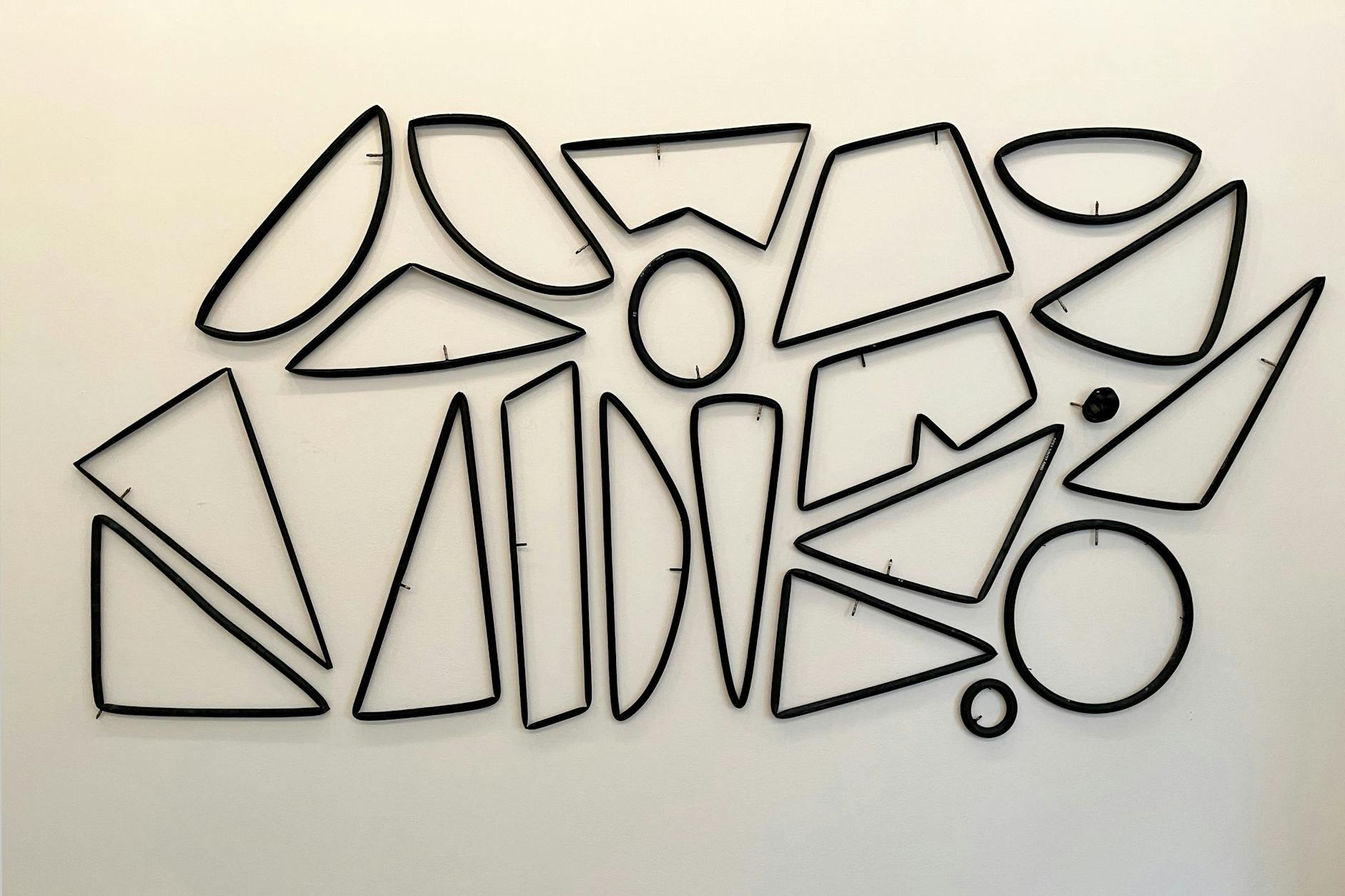 Renate Hampke, Detail einer Wandinstallation, ganz neu von 2025. Material: Fahrrad-Schläuche, Kabelbinder