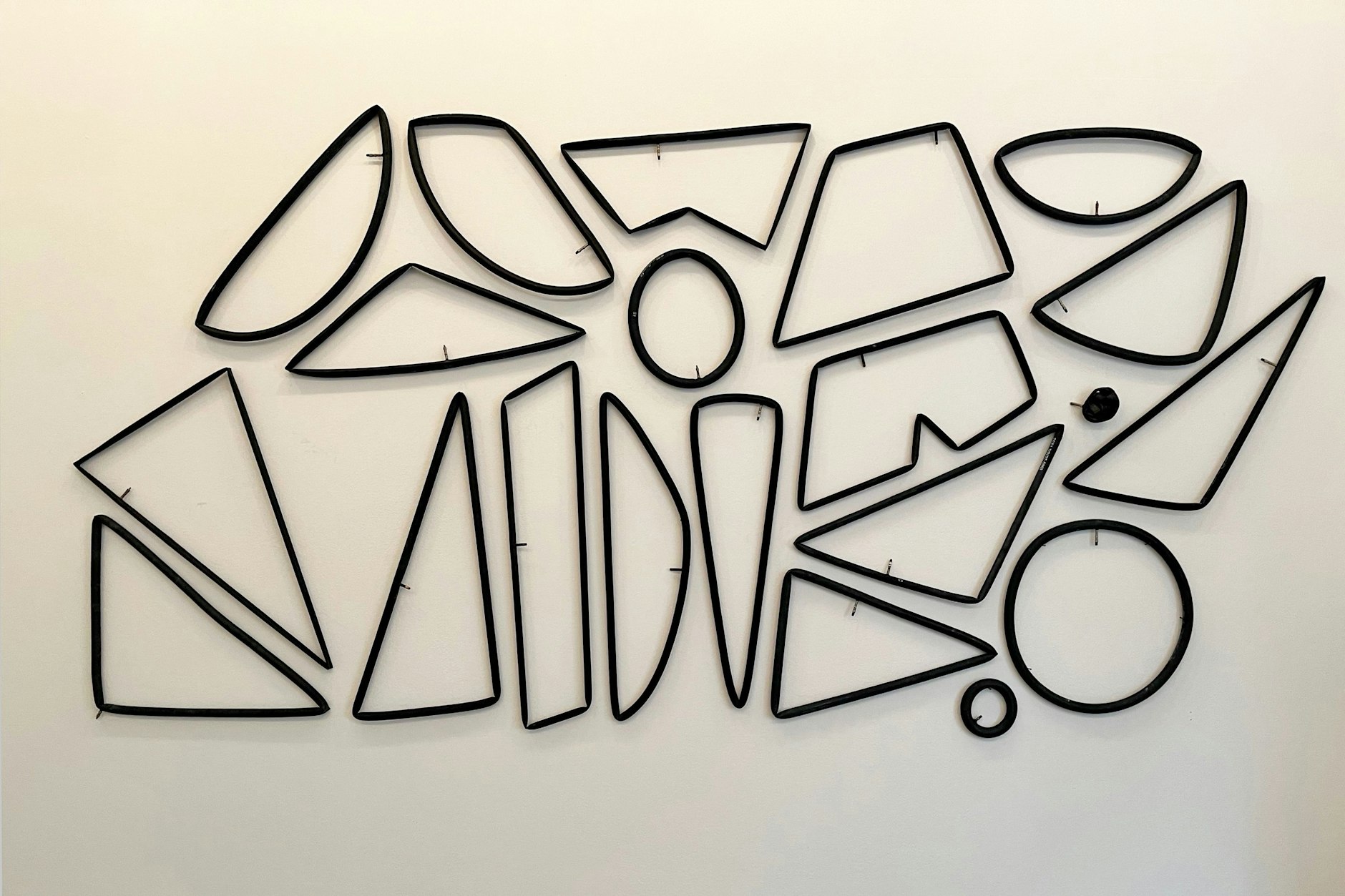 Renate Hampke, Detail einer Wandinstallation, ganz neu von 2025. Material: Fahrrad-Schläuche, Kabelbinder