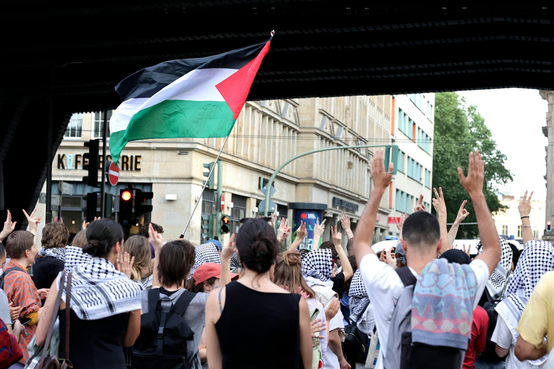 Die Berliner Polizei geht weiter gegen Anti-Israel-Parolen vor.