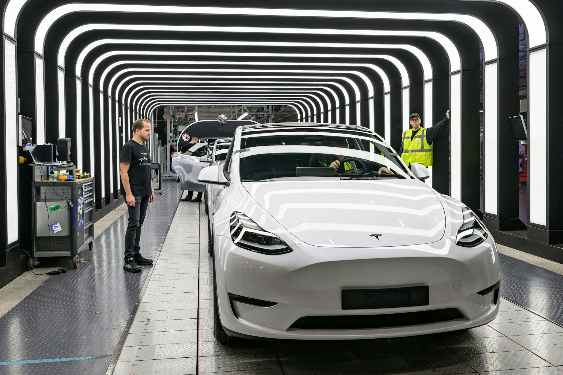 Wasser wird gebraucht: Trotz aller Absatzprobleme läuft die Produktion in der Tesla-Gigafactory Berlin-Brandenburg bei Grünheide weiter.