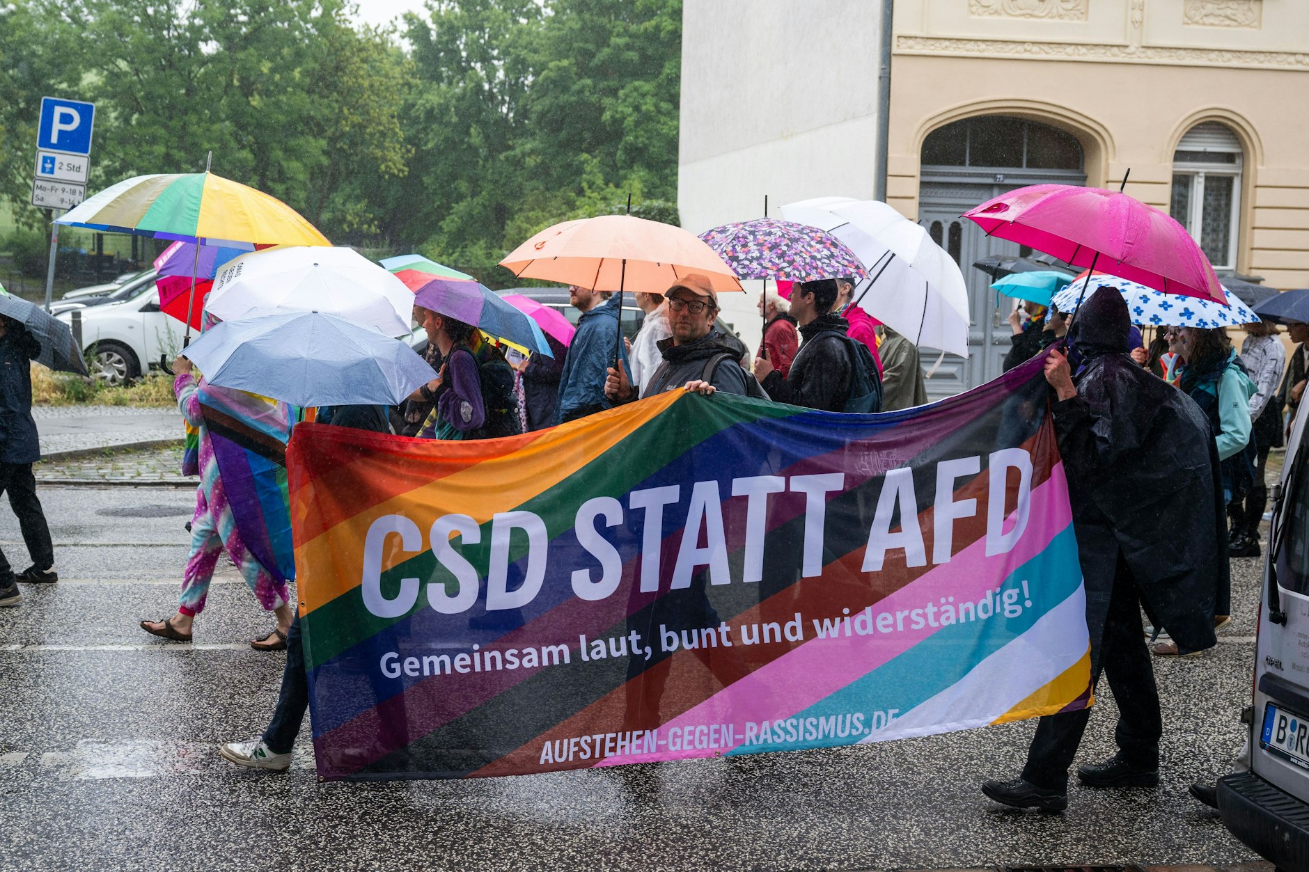 Teilnehmer des CSD in Bernau tragen ein Transparent mit der Aufschrift „CSD statt AfD“.