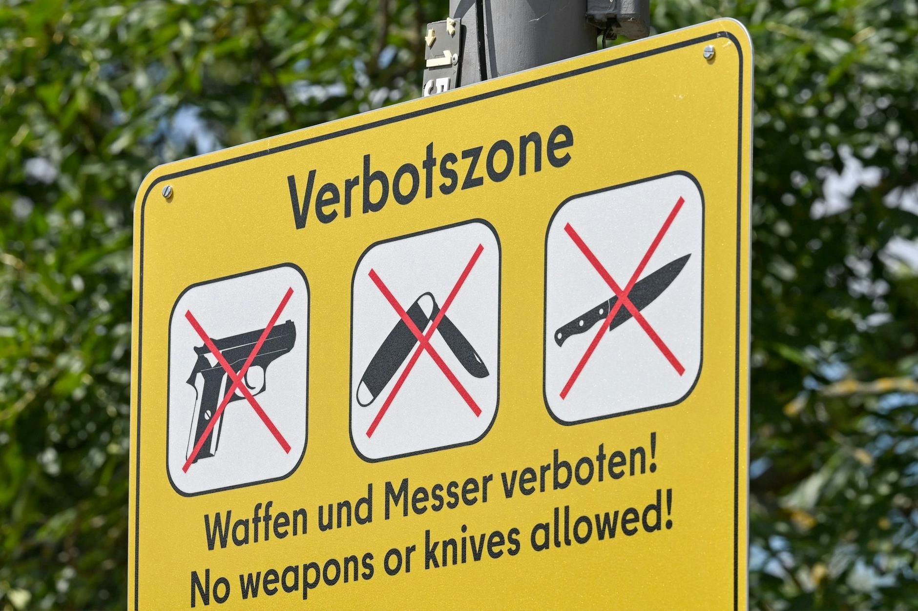 Ein Schild weist seit einigen Tagen am Görlitzer Park auf das Messerverbot hin.