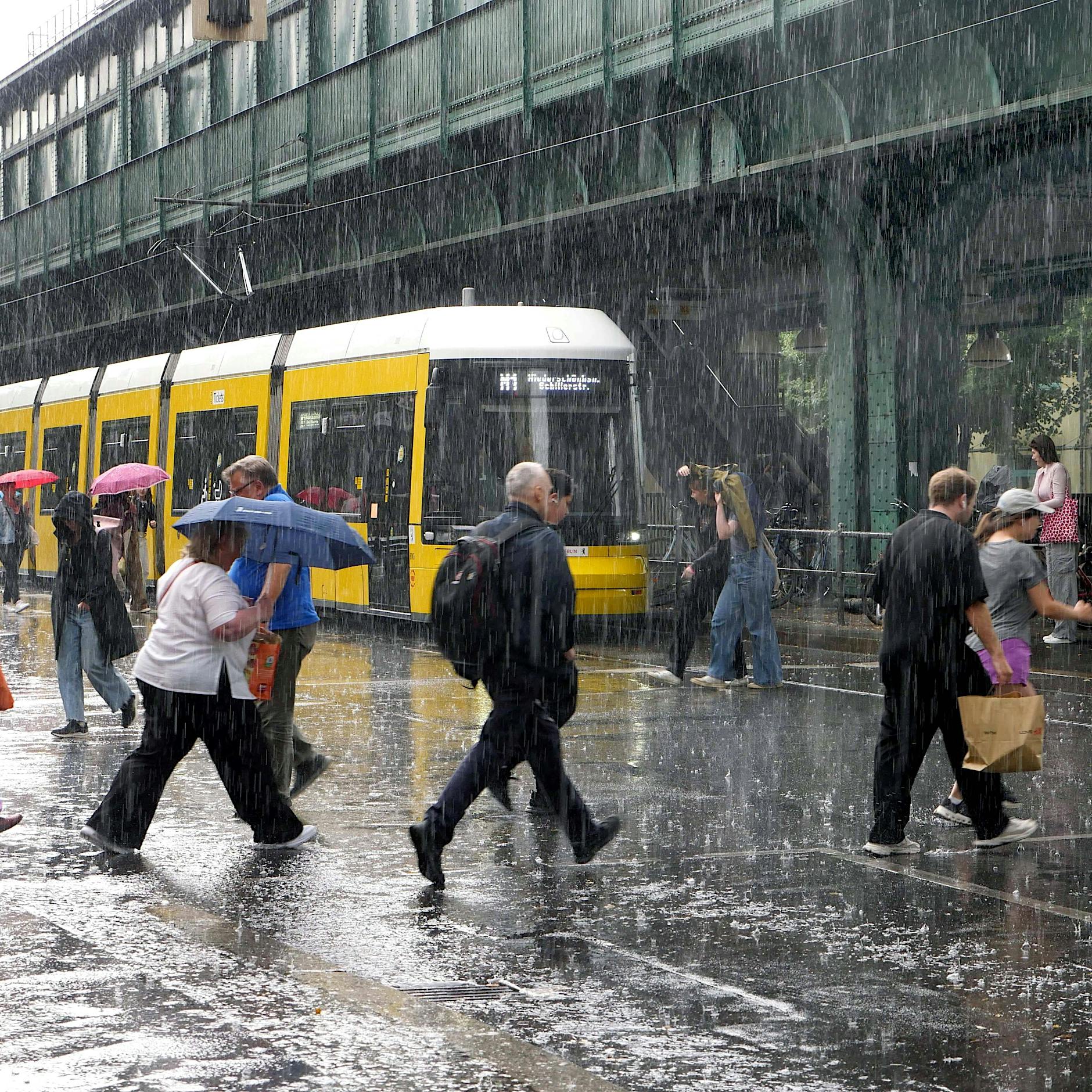 Erneut Starkregen in Berlin erwartet: besseres Wetter erst Ende der Woche