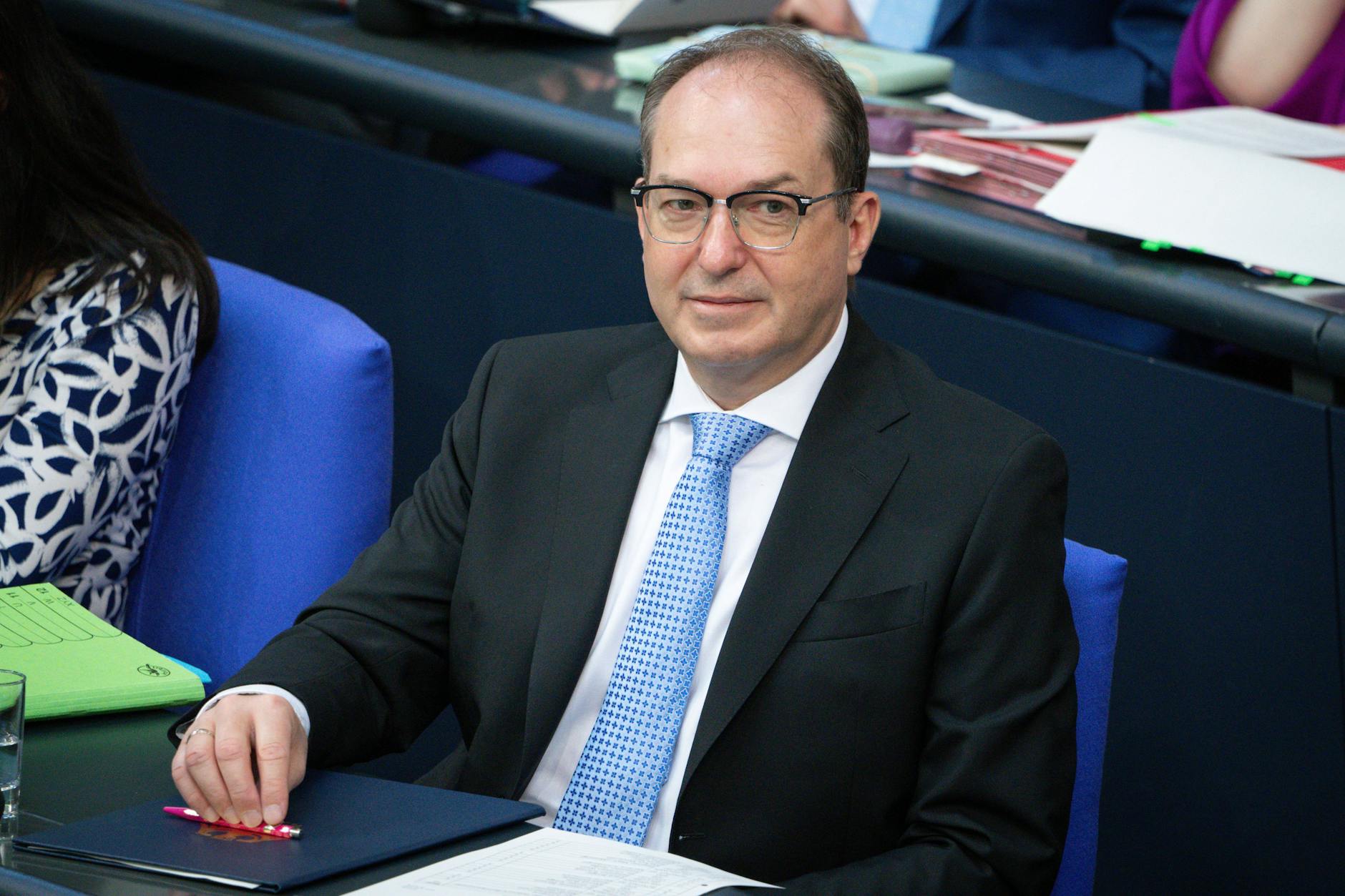 Alexander Dobrindt (CSU) kritisiert die Online-Einbürgerung in Berlin.