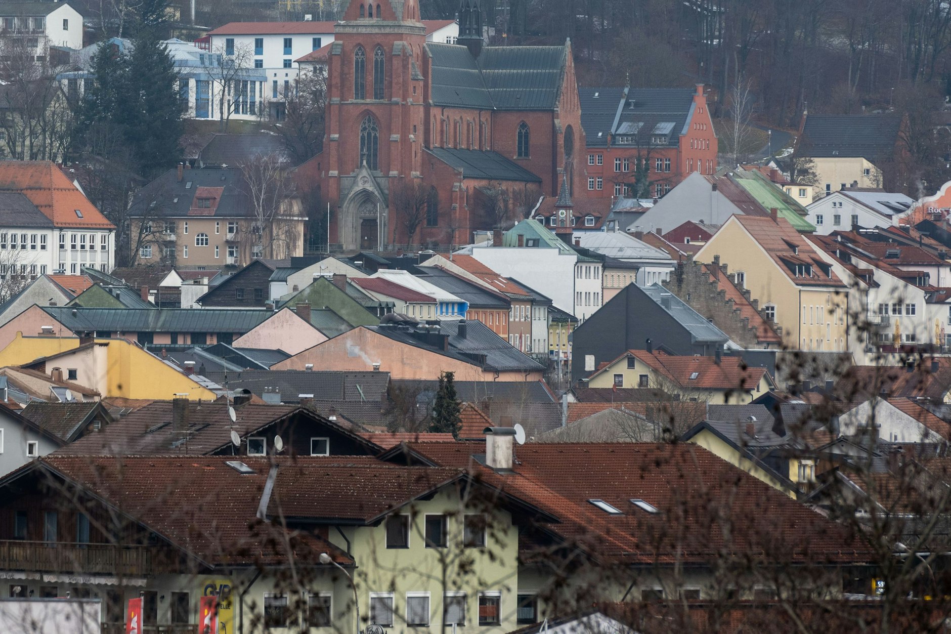 Blick auf den Ort Zwiesel im Landkreis Regen in Bayern. In einem Haus sind drei Leichen gefunden worden.