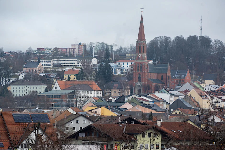 Blick auf den Ort Zwiesel im Landkreis Regen in Bayern. In einem Haus sind drei Leichen gefunden worden.