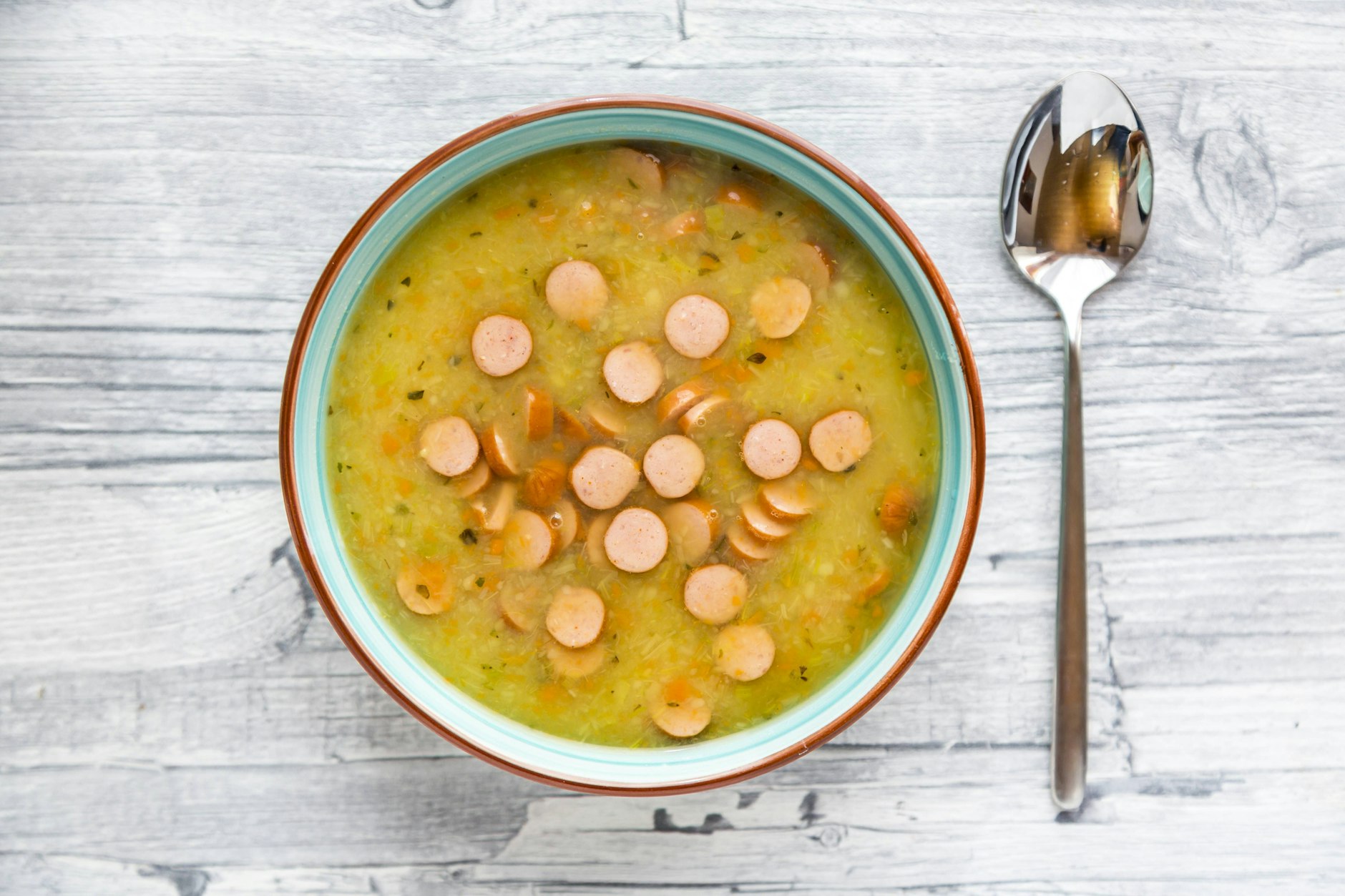 Kartoffelsuppe mit Würstchen schmeckt zu jeder Jahreszeit.