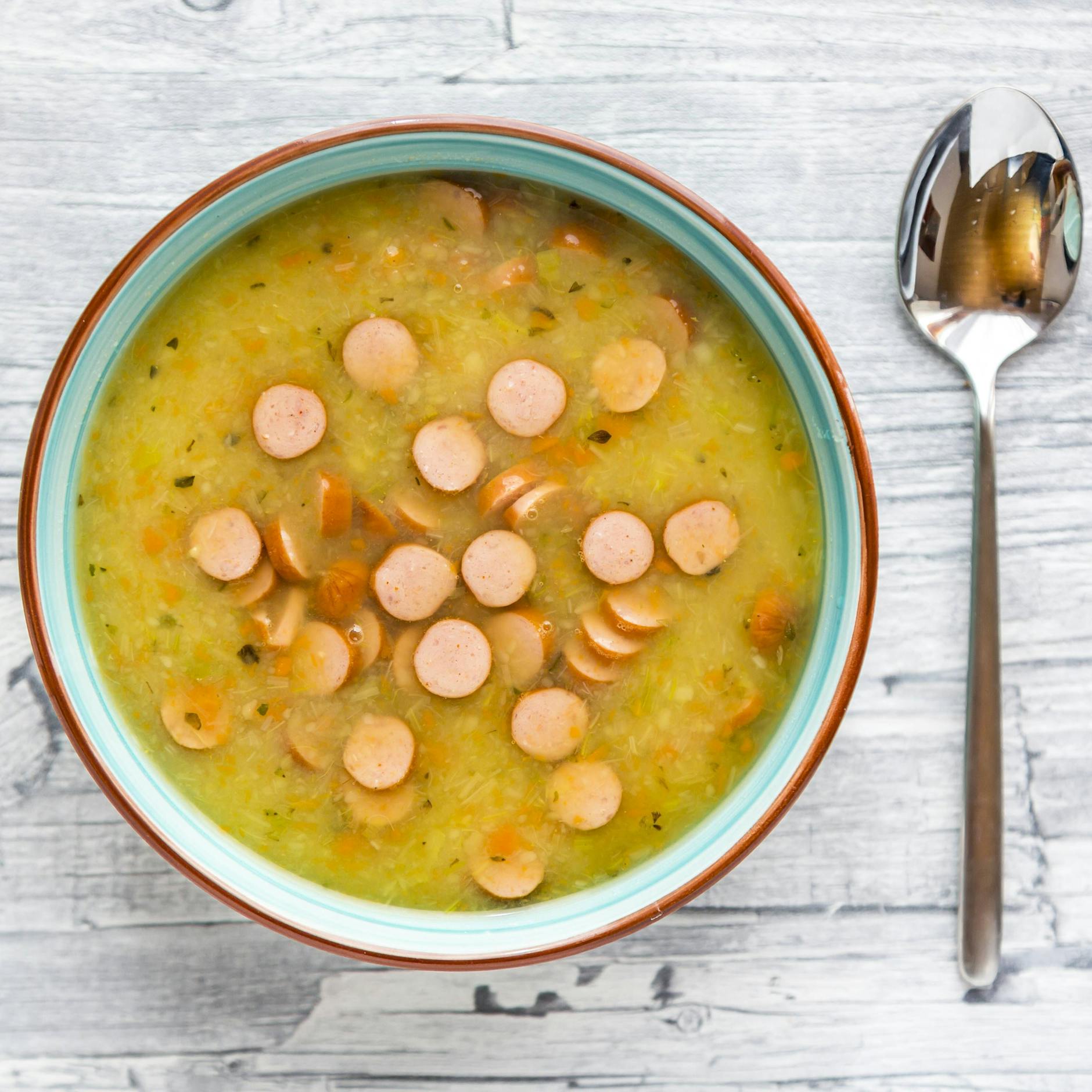 Lecker und herzhaft wie bei Oma: Kartoffelsuppe mit Würstchen