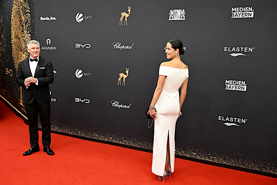 Das Foto passt zur Erklärung: Ana Ivanovic und Bastian Schweinsteiger stehen weit auseinander und damit für die unüberbrückbaren Differenzen.