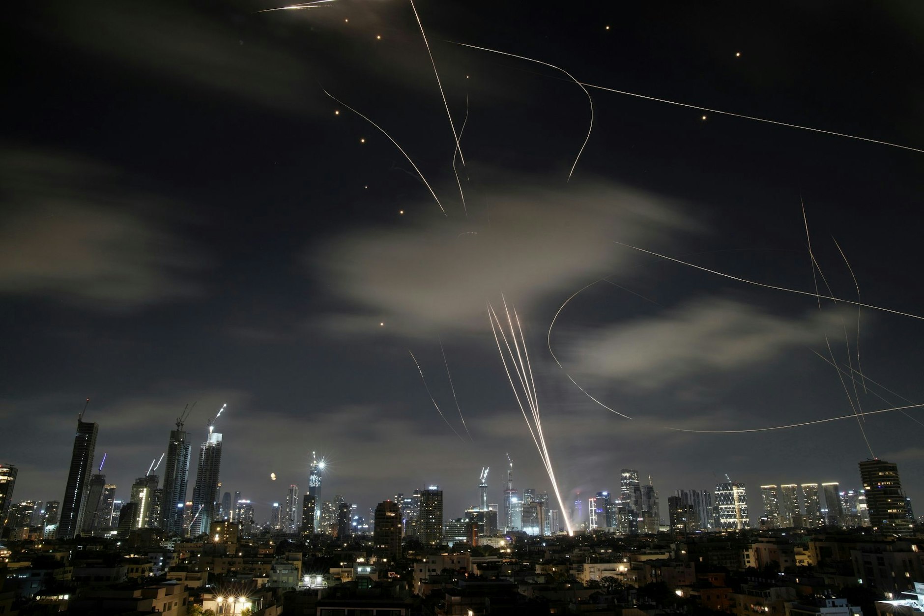 Das israelische Luftabwehrsystem Iron Dome in Tel Aviv im Einsatz, um Raketen während eines iranischen Angriffs über Tel Aviv abzufangen.