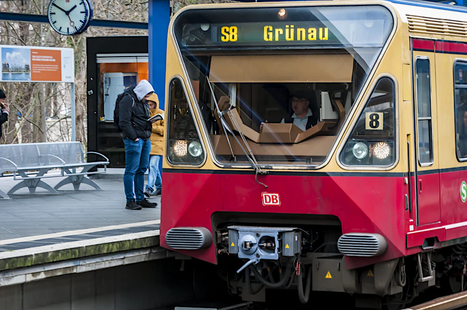 Am Wochenende fuhren stundenlang keine S-Bahnen der Linie S8 zwischen Treptower Park und Grünau, später gingen sie in einen Pendelverkehr im 20-Minuten-Takt über.