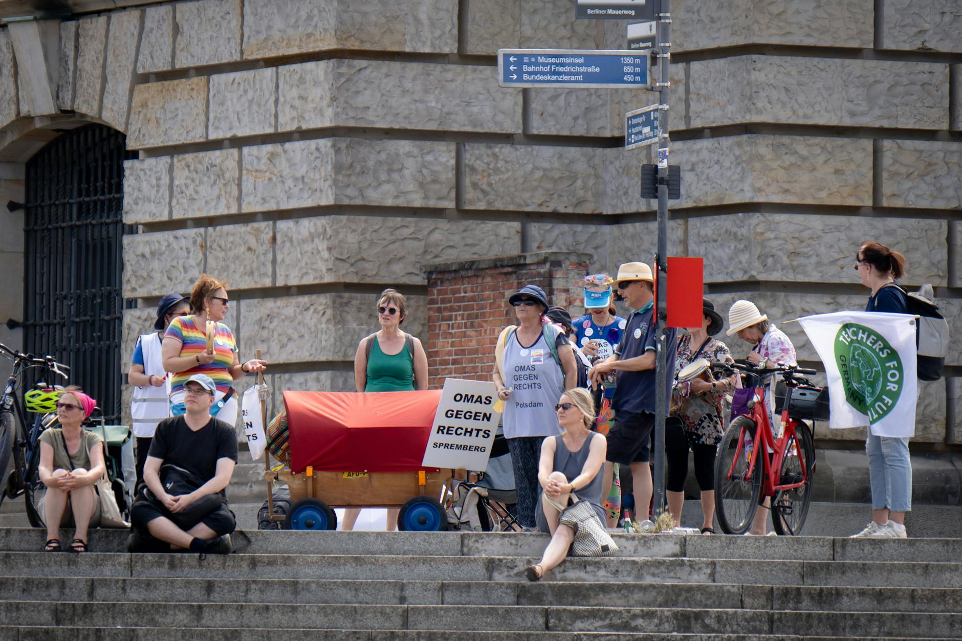 Omas gegen Rechts und Aktivisten des Zentrums für politische Schönheit haben das ARD-Sommerinterview massiv gestört.