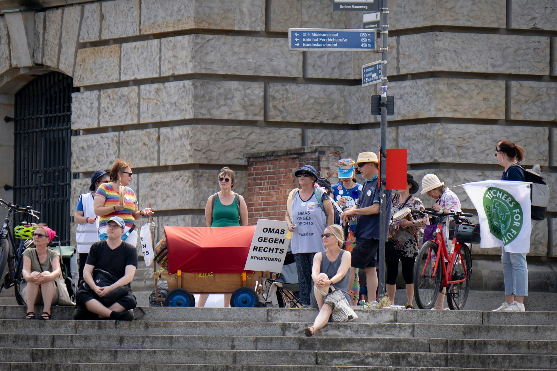 Omas gegen Rechts und Aktivisten des Zentrums für politische Schönheit haben das ARD-Sommerinterview massiv gestört.