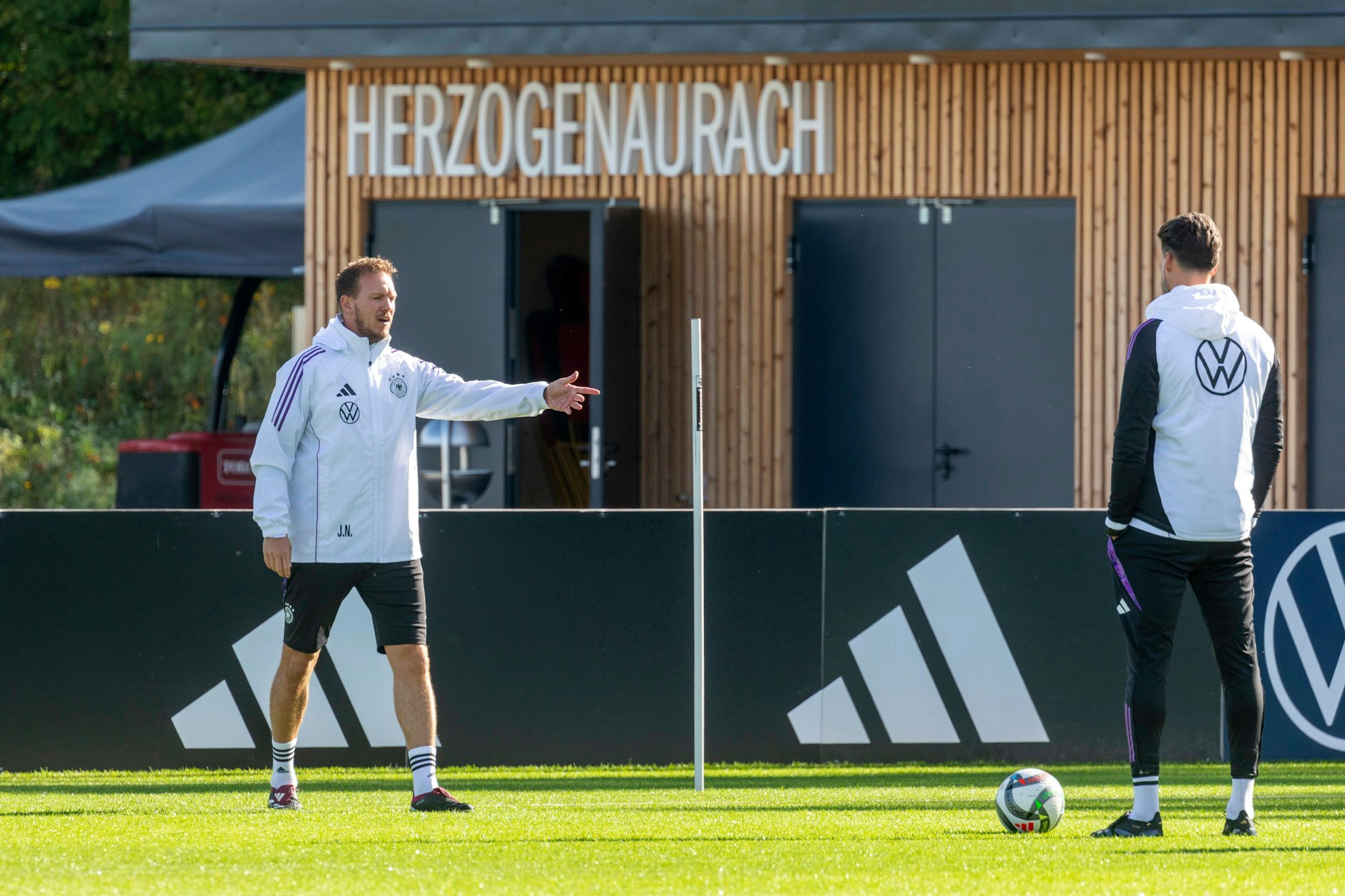 Bundestrainer Julian Nagelsmann bereitete sich mit der Nationalmannschaft in Herzogenaurach auf die Heim-EM vor. Trotz bester Bedingungen war im Viertelfinale bekanntlich Schluss.