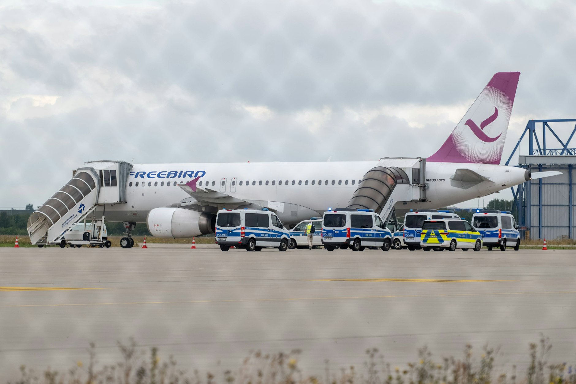 Vom Flughafen Leipzig ist laut dpa ein Abschiebeflug in den Irak gestartet.