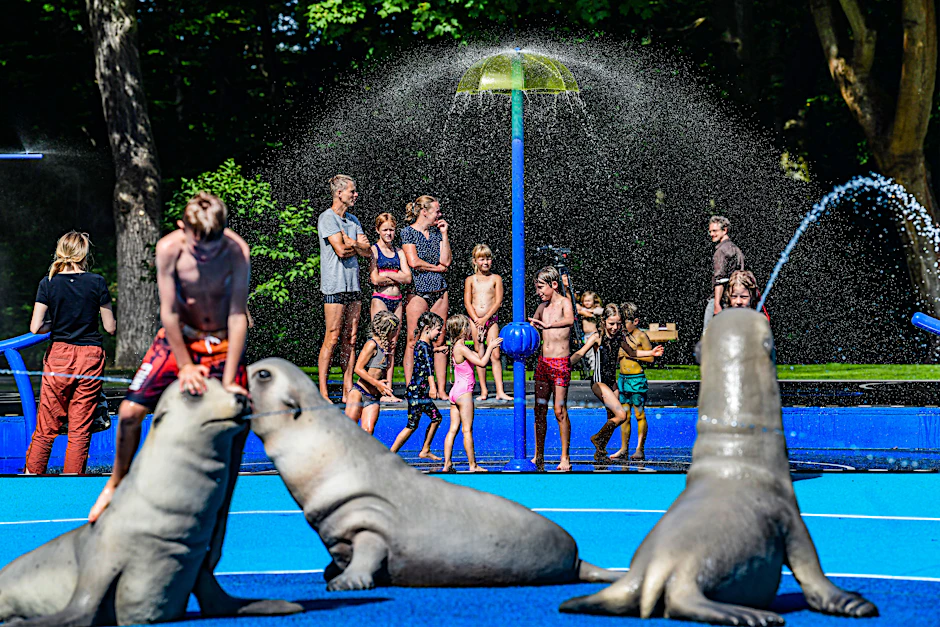 Bei schönem Wetter locken auch die Wasserspielplätze in der Stadt, wie hier die Plansche am Plänterwald.&nbsp;&nbsp;Das Wasserspiel schaltet sich dank moderner Wassertechnik mit Sensoren ab einer Mindesttemperatur von 21 Grad Celsius automatisch ein.