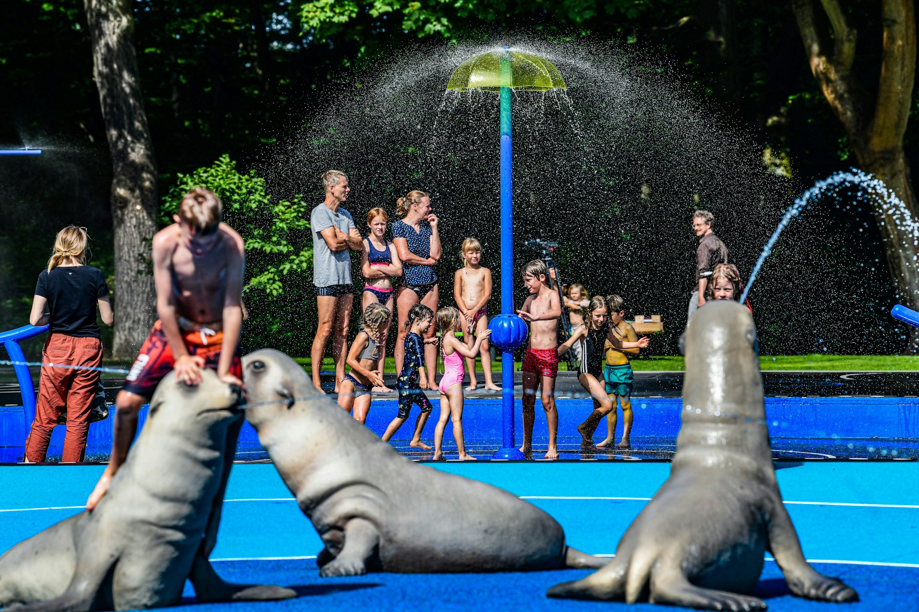 Bei schönem Wetter locken auch die Wasserspielplätze in der Stadt, wie hier die Plansche am Plänterwald.  Das Wasserspiel schaltet sich dank moderner Wassertechnik mit Sensoren ab einer Mindesttemperatur von 21 Grad Celsius automatisch ein.