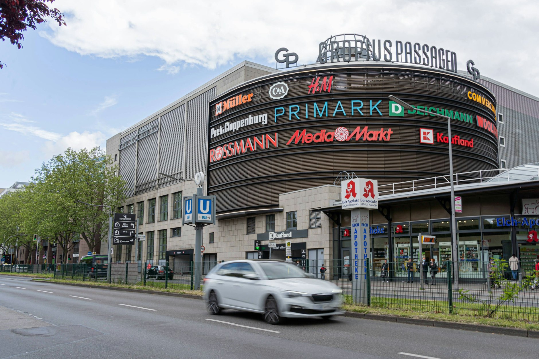Neukölln: Ein 19-Jähriger soll einen Erdbeerstand an der Johannisthaler Chaussee ausgeraubt haben.