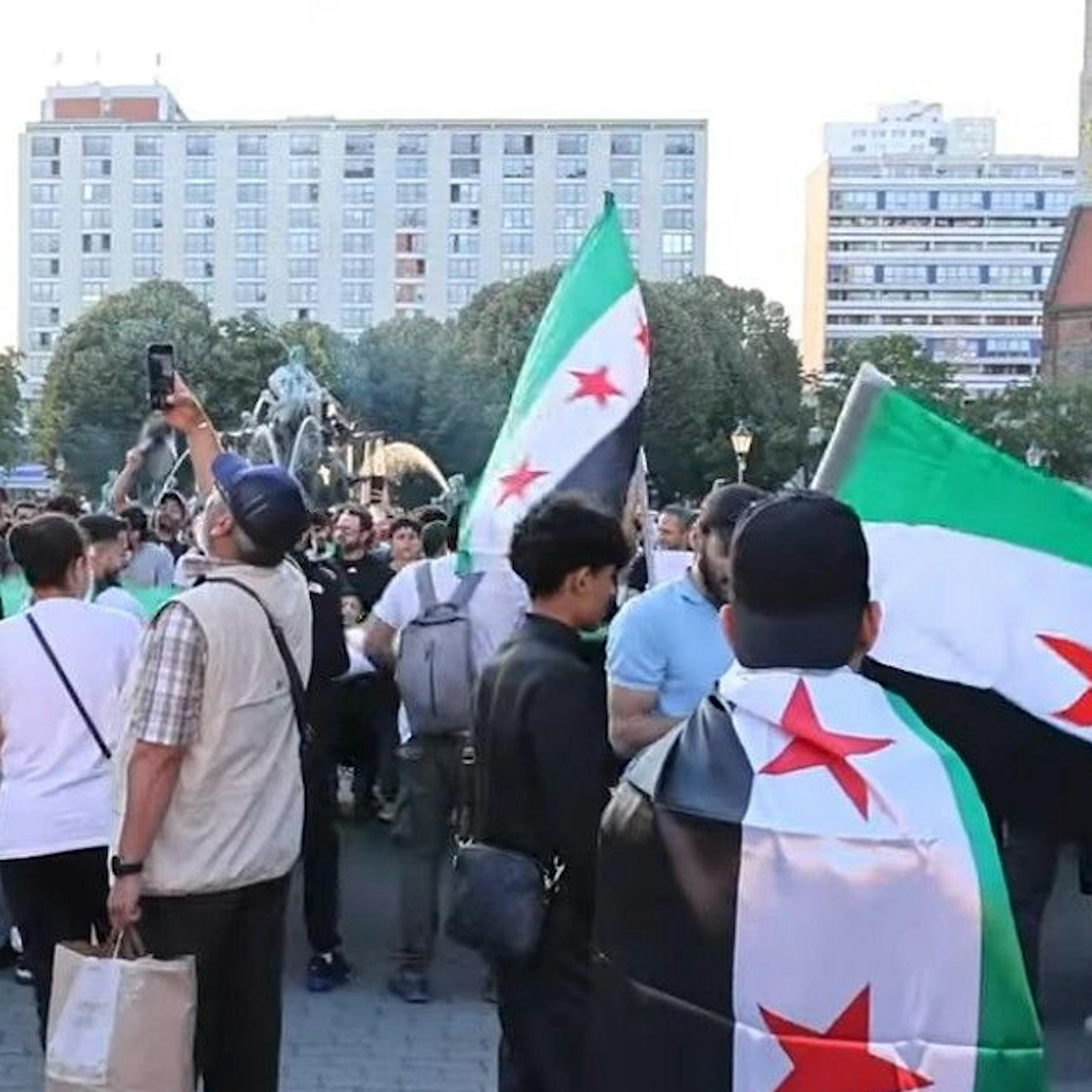 Vor dem Roten Rathaus: Syrer feiern Vergewaltigungen und Massaker