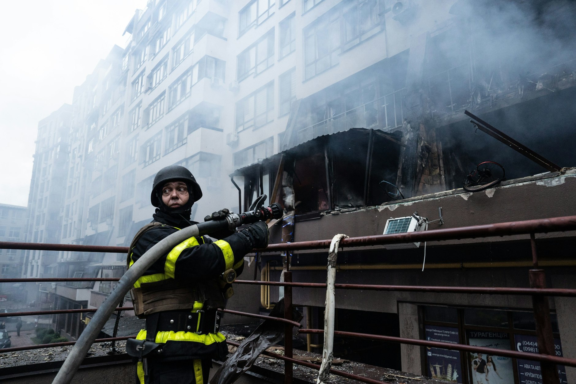 Kiew: Ein ukrainischer Feuerwehrmann löscht das Feuer in einem Wohnblock, der bei einem nächtlichen Drohnenangriff beschädigt wurde.