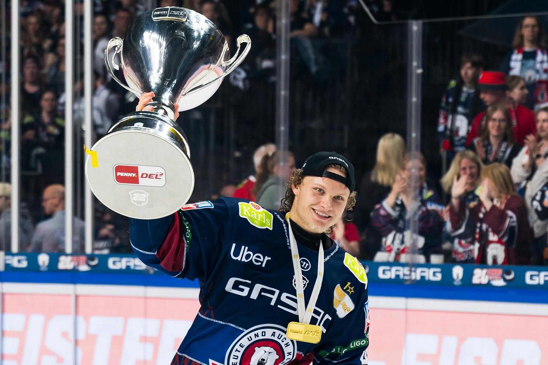 Hat mit nur 23 Jahren schon eine gewisse Routine mit dem Meister-Pokal: Eisbär Korbinian Geibel.
