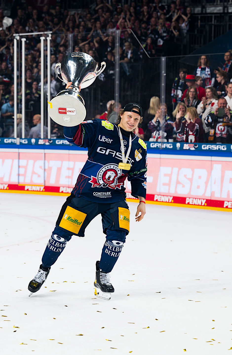 Hat mit nur 23 Jahren schon eine gewisse Routine mit dem Meister-Pokal: Eisbär Korbinian Geibel.