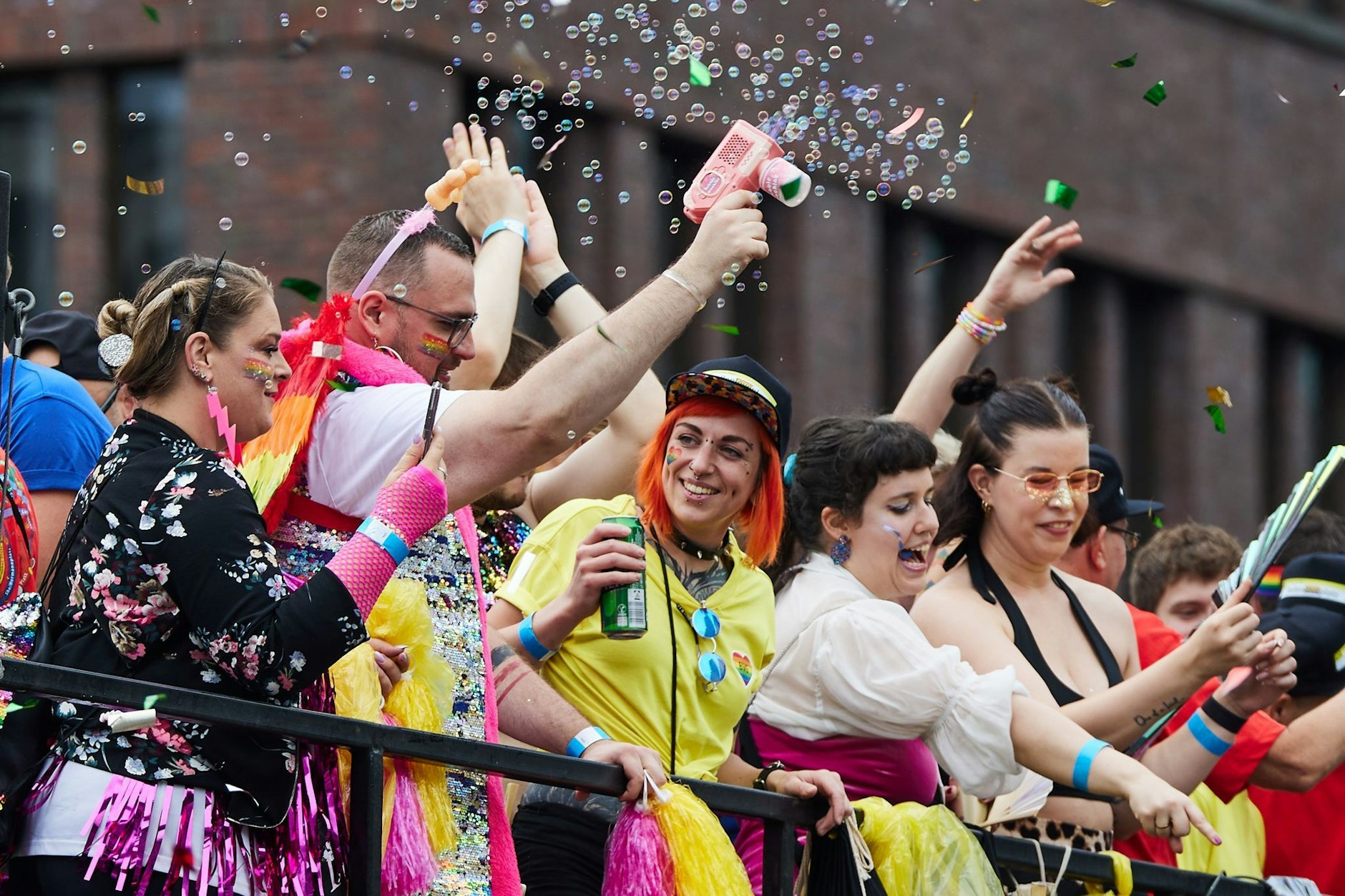 Gute Stimmung herrscht auf einem der Wagen bei dem Berlin Pride Umzug zum Christopher Street Day in Berlin (CSD) 2024.