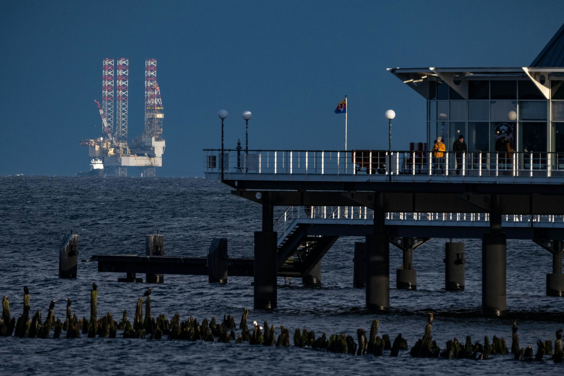 Mecklenburg-Vorpommern, Heringsdorf: Eine Bohrplattform ist in der Ostsee vom Seebad Heringsdorf hinter der Seebrücke vor der Insel Usedom zu sehen.