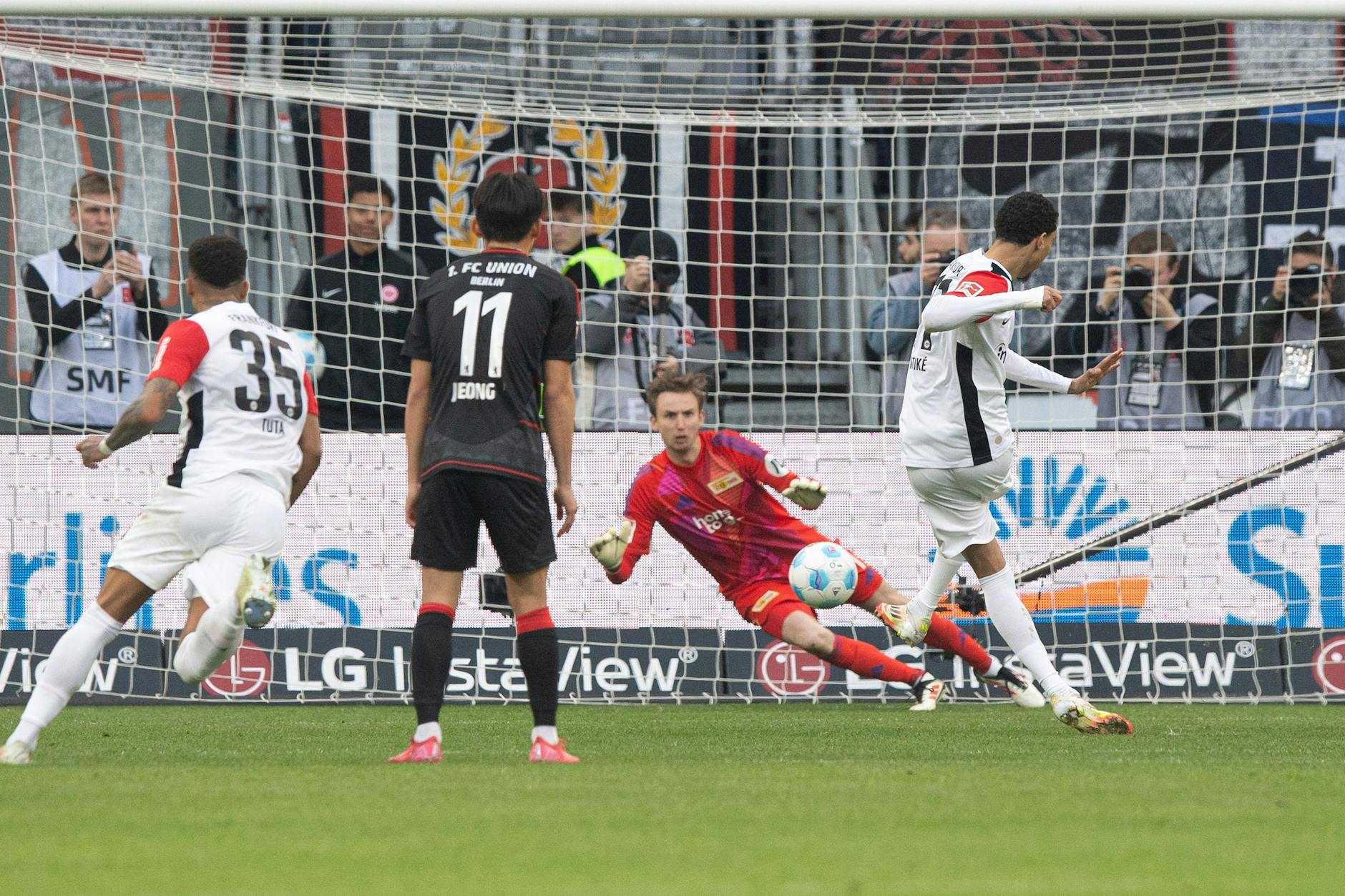 Union-Torwart Frederik Rönnow parierte den Elfmeter von Frankfurts Super-Stürmer Hugo Ekitiké in der vergangenen Rückrunde. Jetzt zahlt Liverpool fast 100 Millionen Euro Ablöse für den Franzosen.