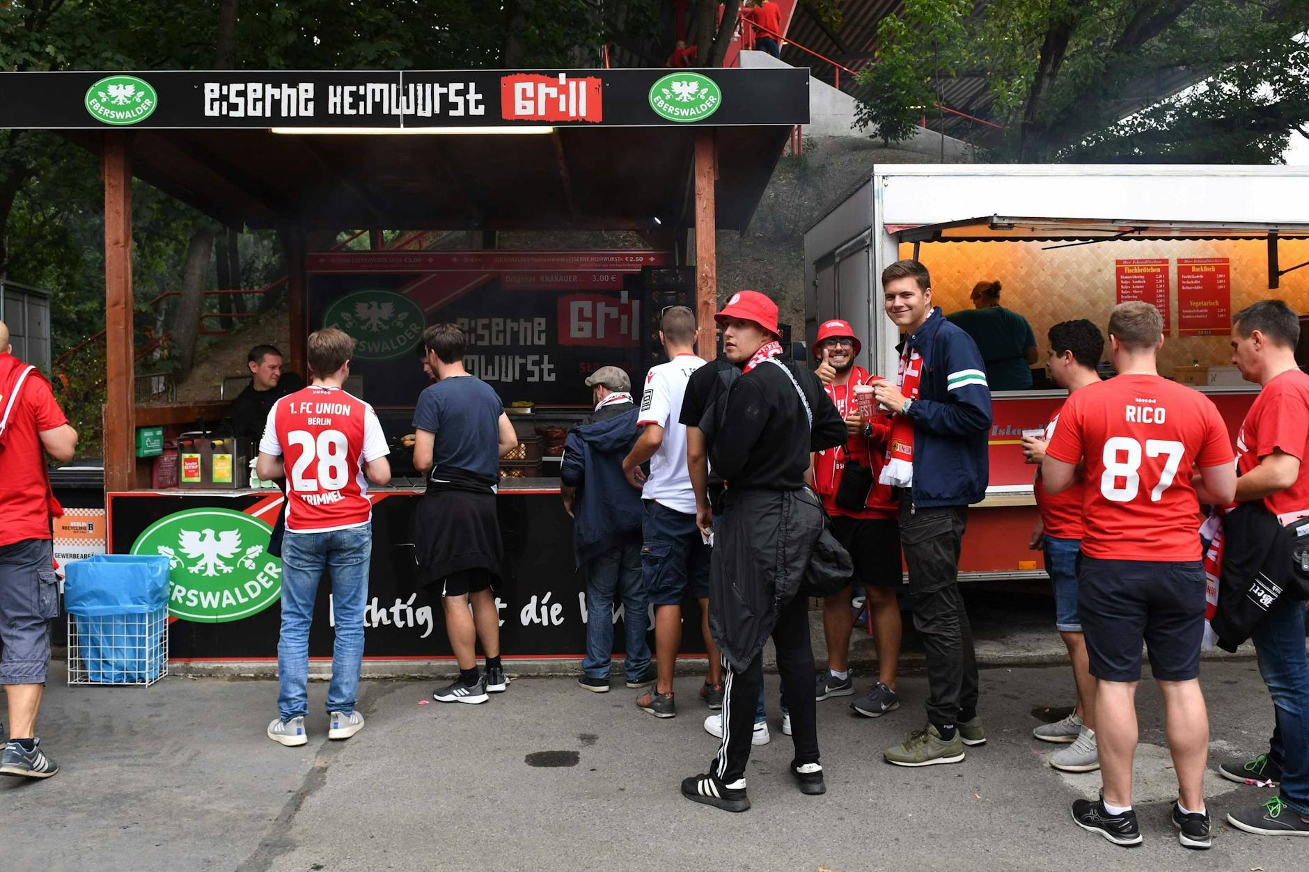 Pflicht für jeden Fan des 1. FC Union Berlin: der Besuch am Grillstand im Stadion An der Alten Försterei