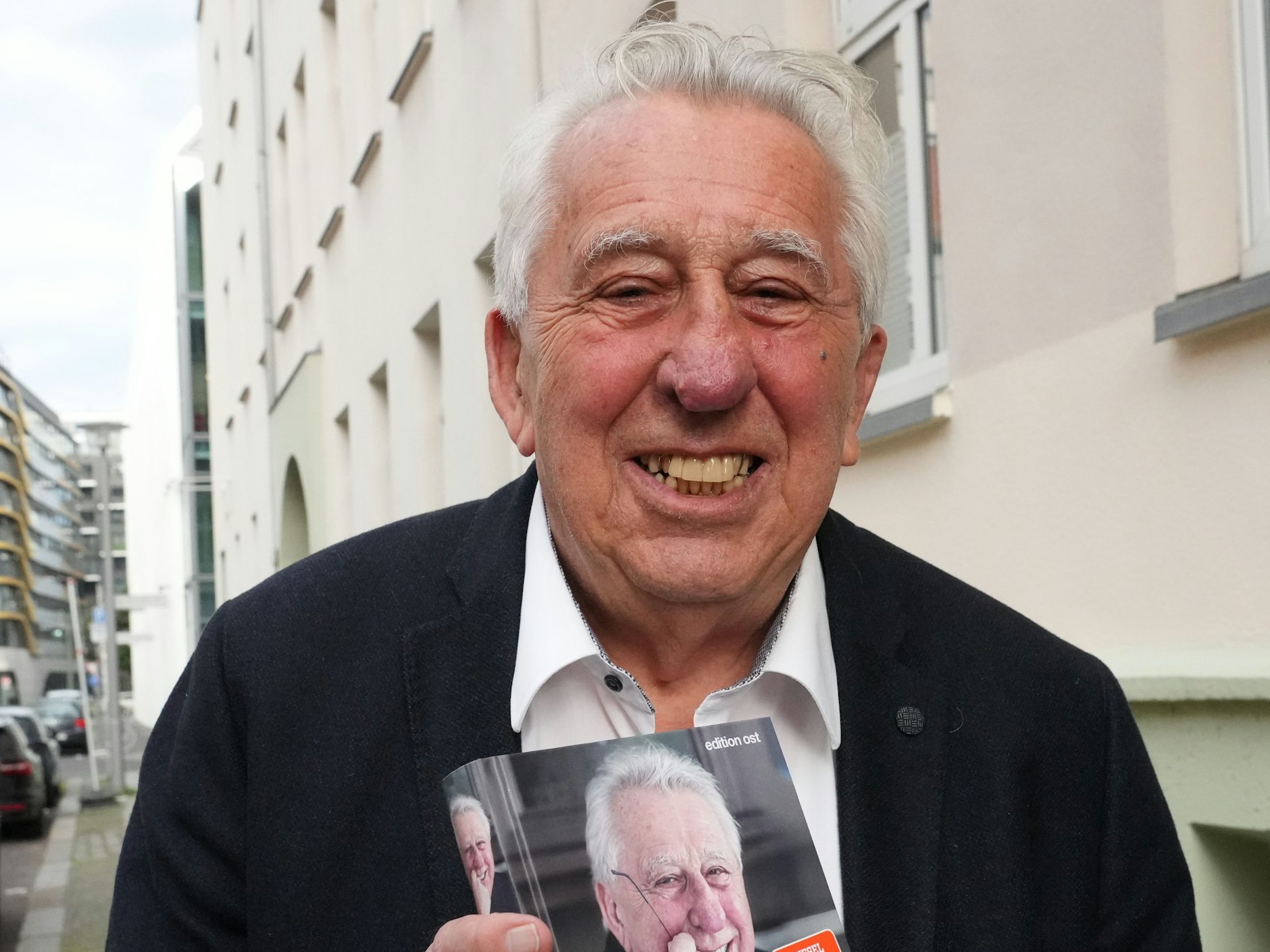 Egon Krenz, letzter SED-Staatsratsvorsitzender der DDR, hält den dritten Teil seiner Autobiografie in der Hand.