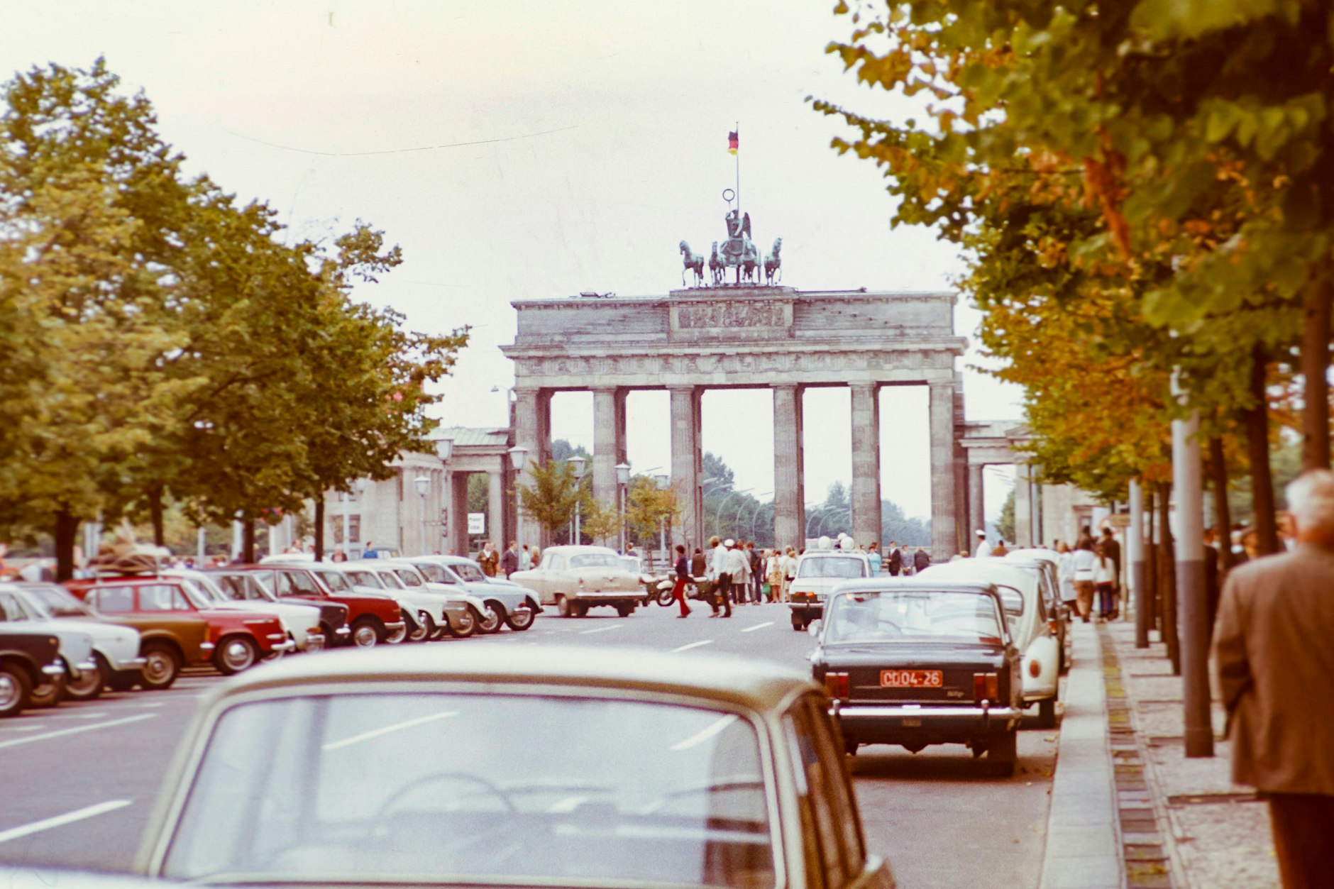 Wo heute nur noch überdimensionierte PKW entlangfahren: Das Brandenburger Tor im Jahr 1971.
