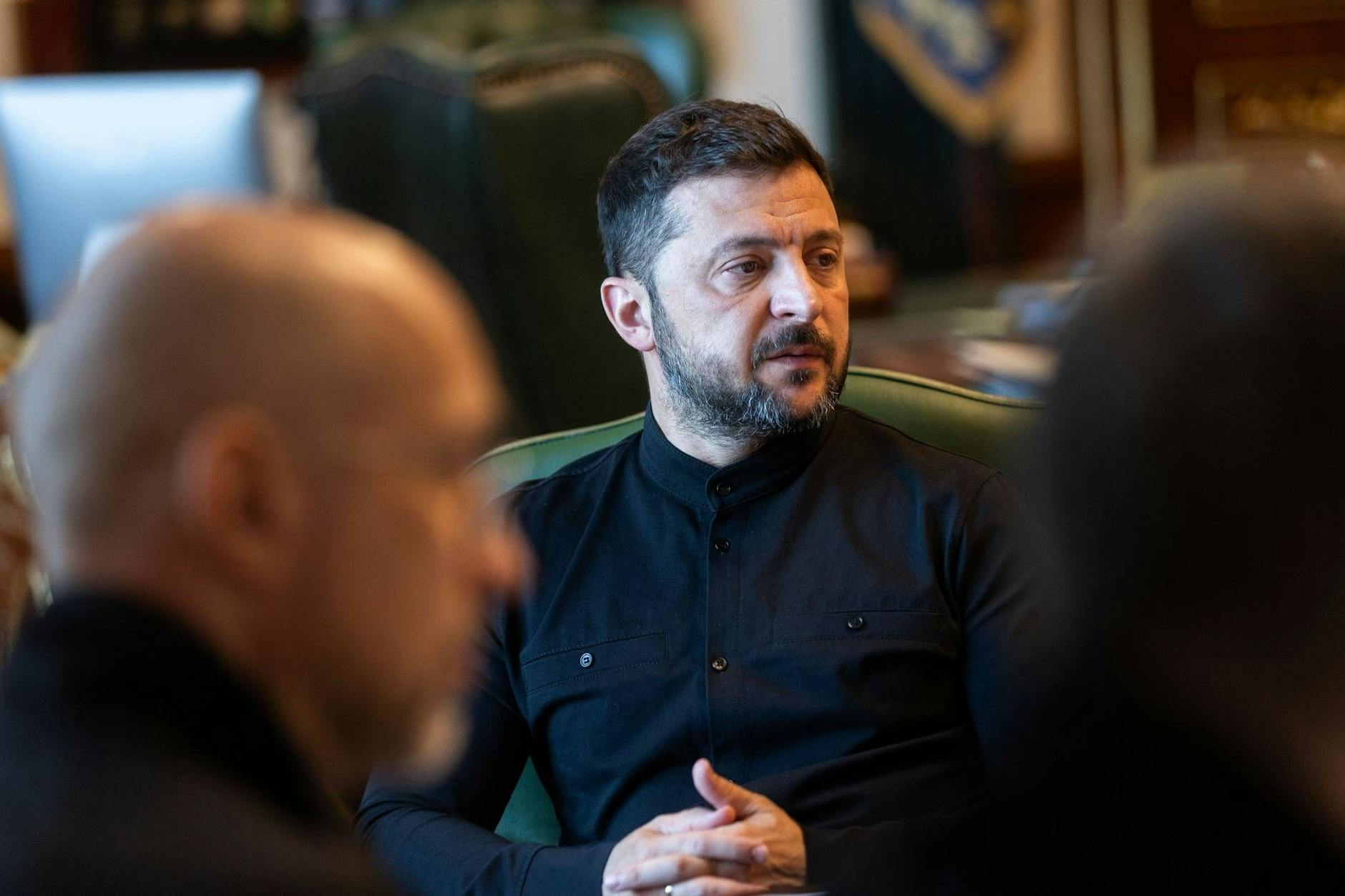 Der ukrainische Präsident Wolodymyr Selenskyj steht unter Druck. Erstmals seit Kriegsbeginn vor über drei Jahren regt sich Widerstand gegen seine Regierung.