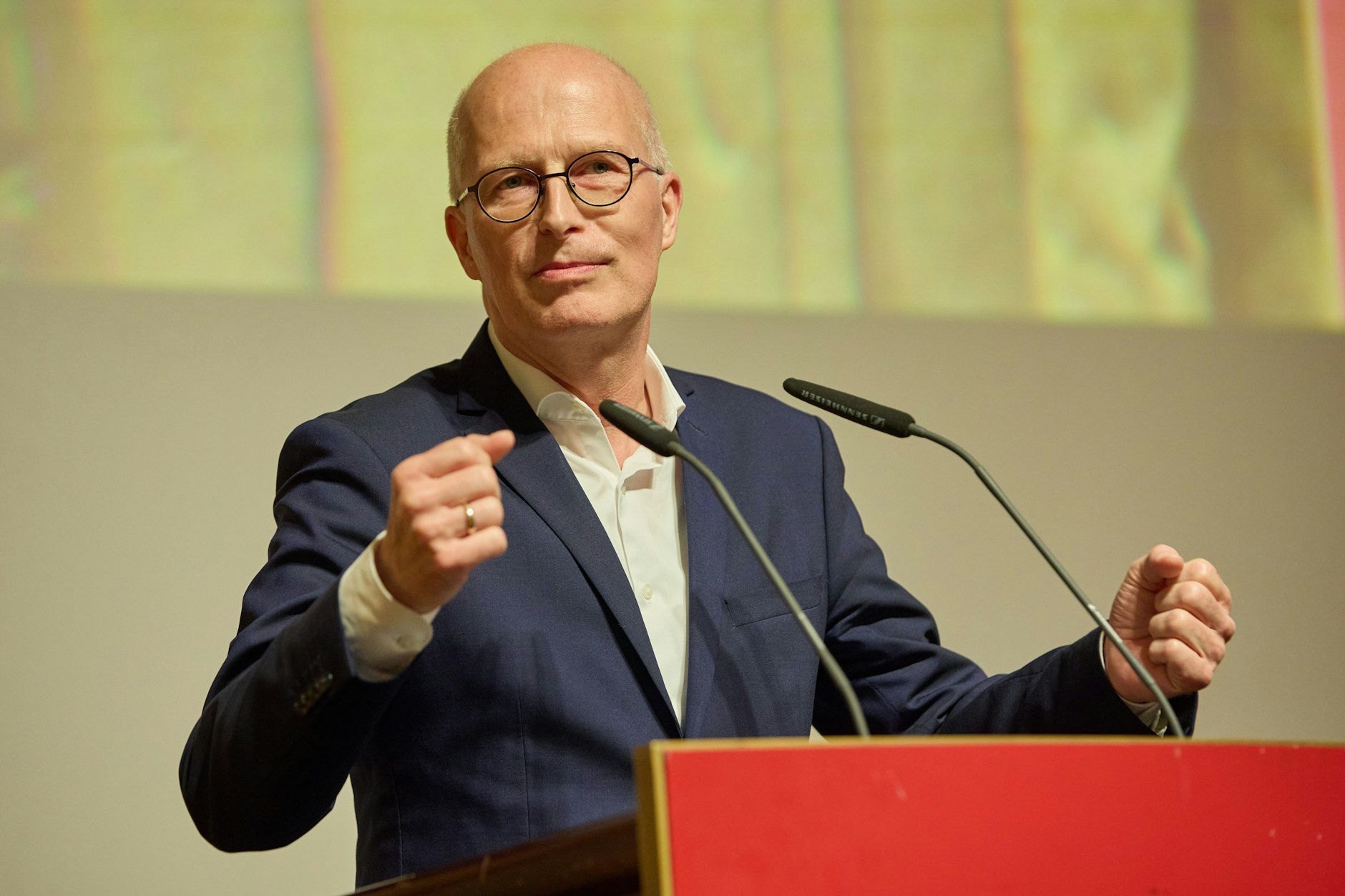 Peter Tschentscher (SPD), Erster Bürgermeister von Hamburg, ist die vom CDU-Amtskollegen Wegner geführte Berliner Polizei nicht konsequent genug.