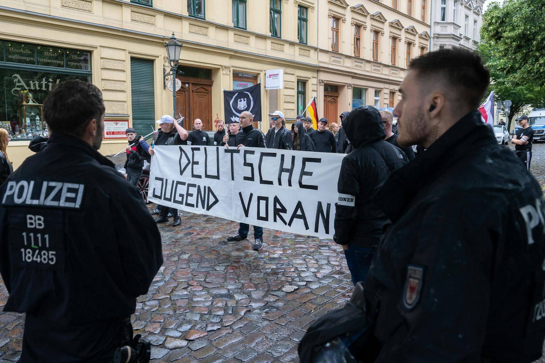 Die „Deutsche Jugend“ Voran stört vor kurzem einen CSD in Brandenburg.