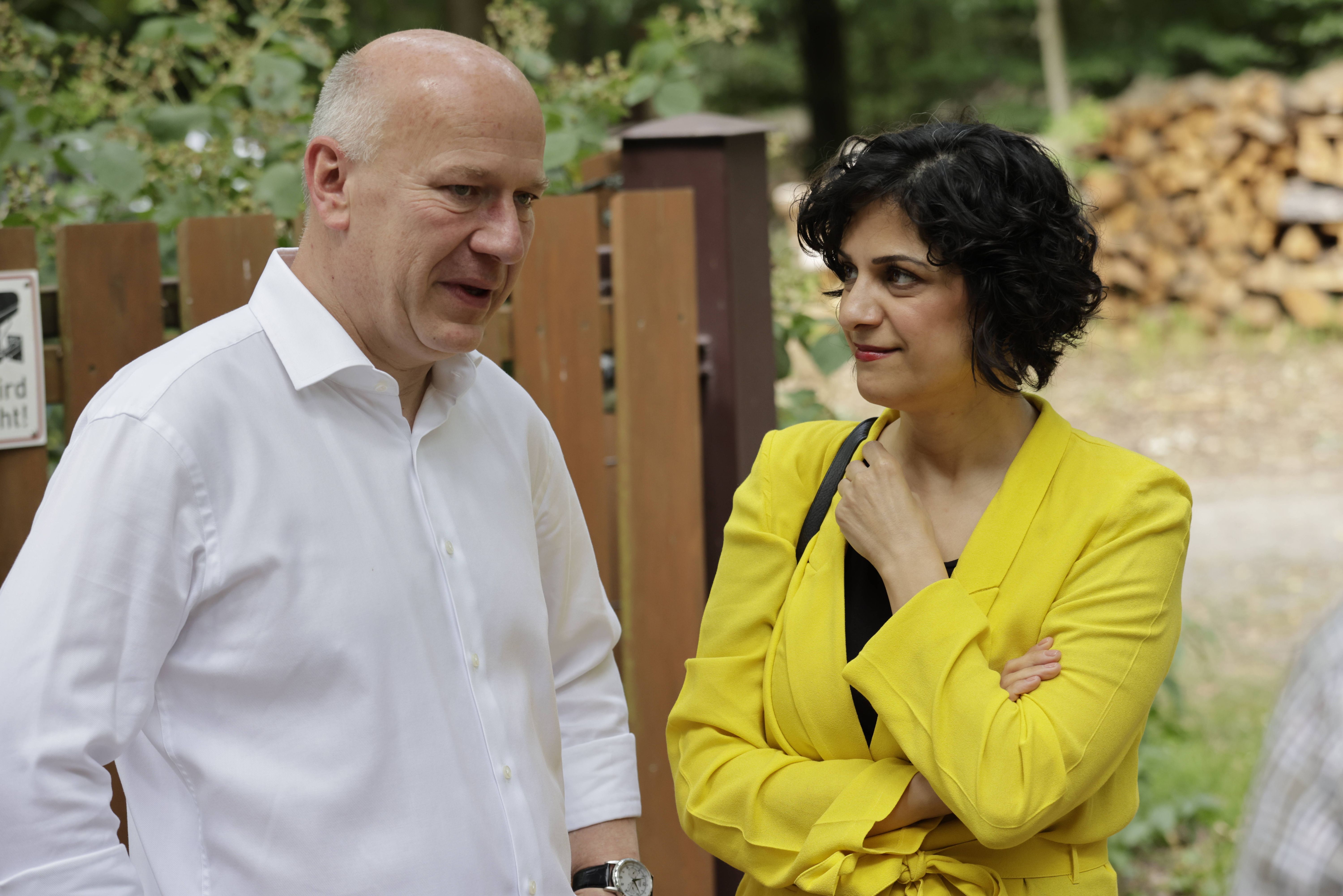 Während Berlin zerbröselt, tanzt Wegner auf hundert Jubiläumsfeiern: Grüßaugust statt Bürgermeister?