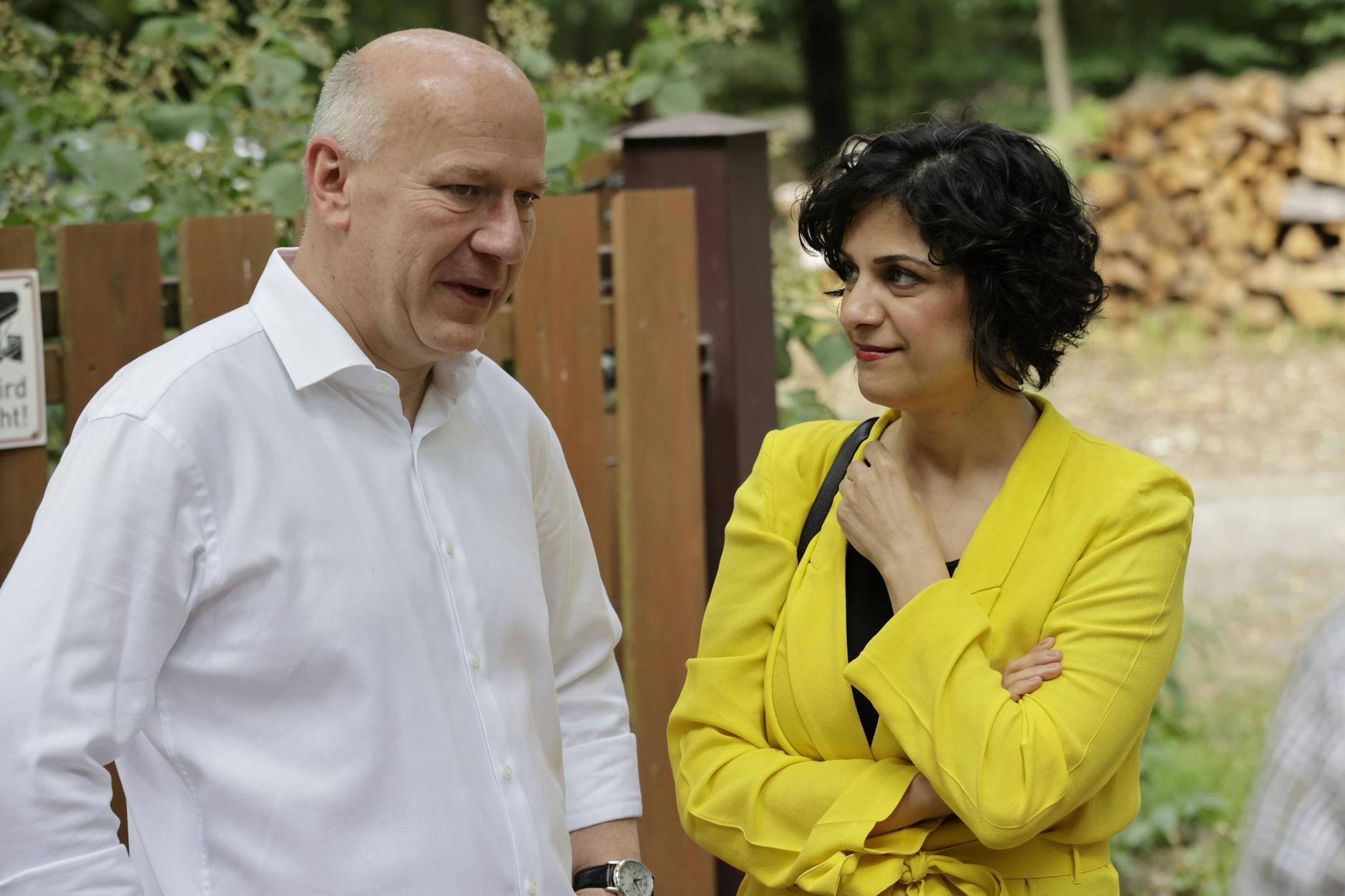 Kai Wegner im Plausch mit der Grünen-Politikerin Gollaleh Ahmadi zum 125-jährigen Jubiläum des Imkervereins Berlin-Spandau.