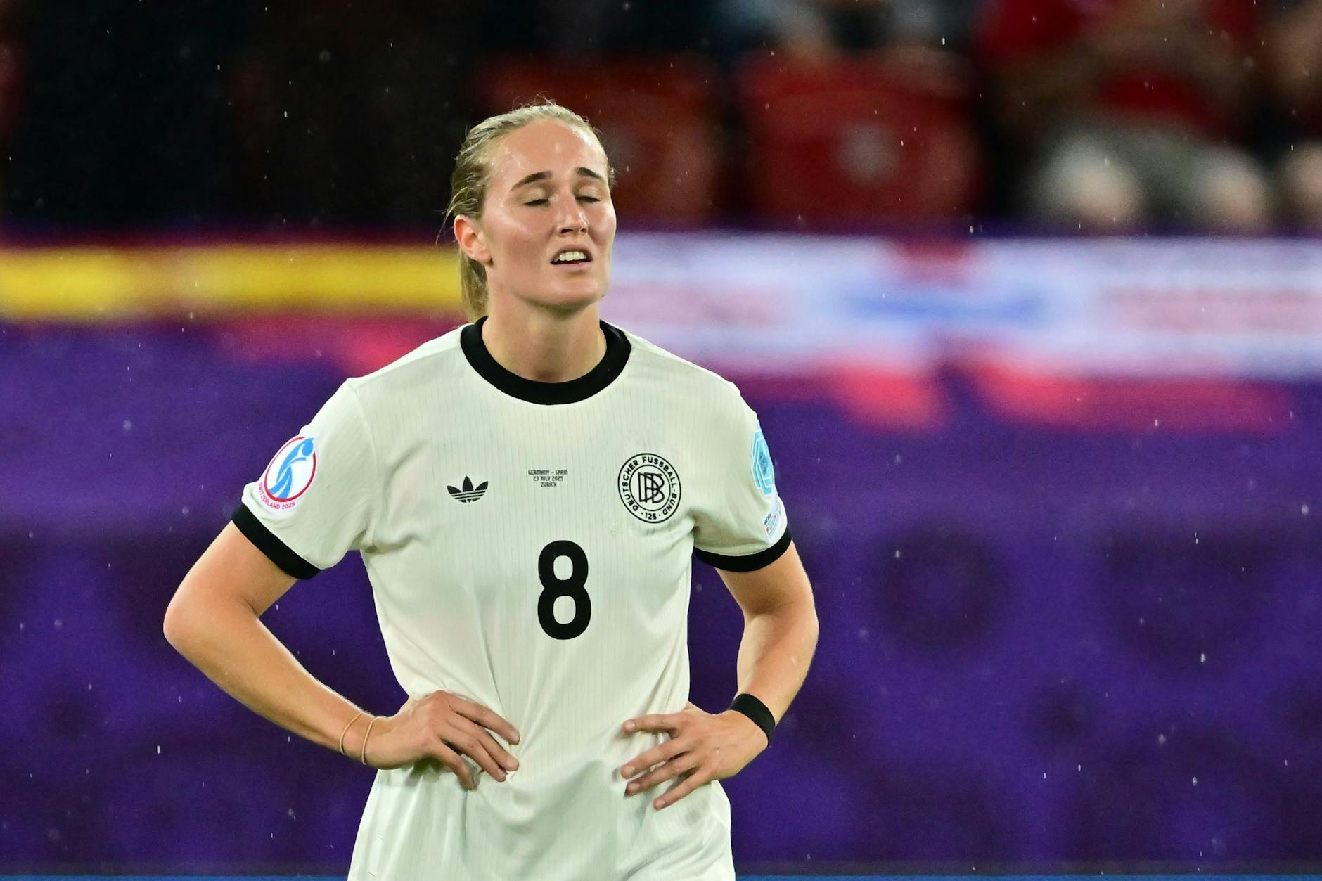 Deutschlands Sydney Lohmann ist nach ihrem Fehlpass, der zum 0:1 gegen Spanien führte, sichtbar enttäuscht.