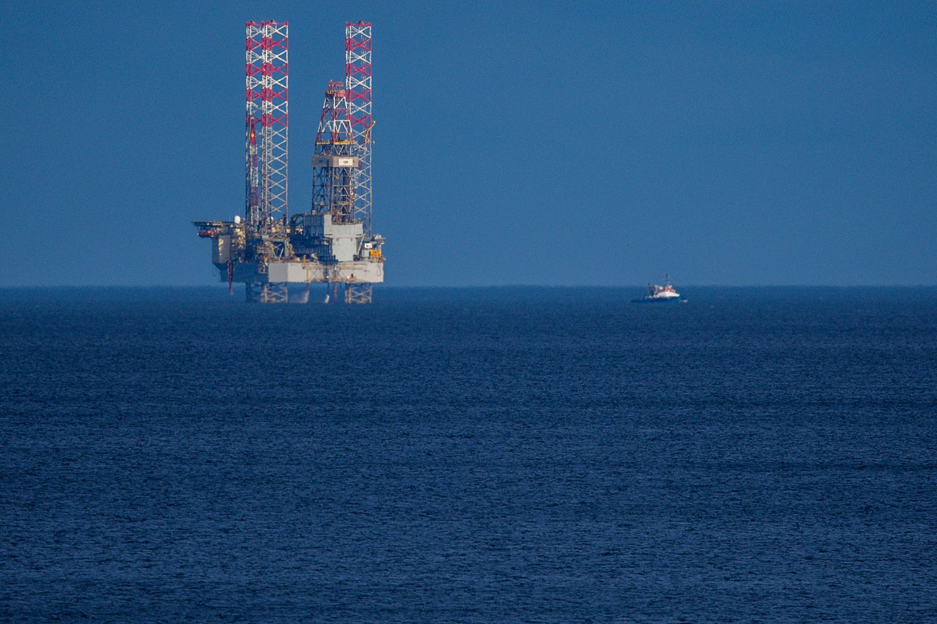 Eine Probe-Bohrplattform steht in der Ostsee vor der Insel Usedom.