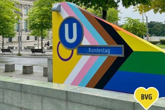 Die BVG schmückt den U-Bahnhof am Bundestag mit den Pride-Farben.