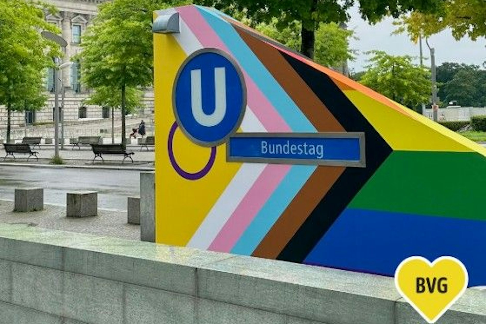 Die BVG schmückt den U-Bahnhof am Bundestag mit den Pride-Farben.