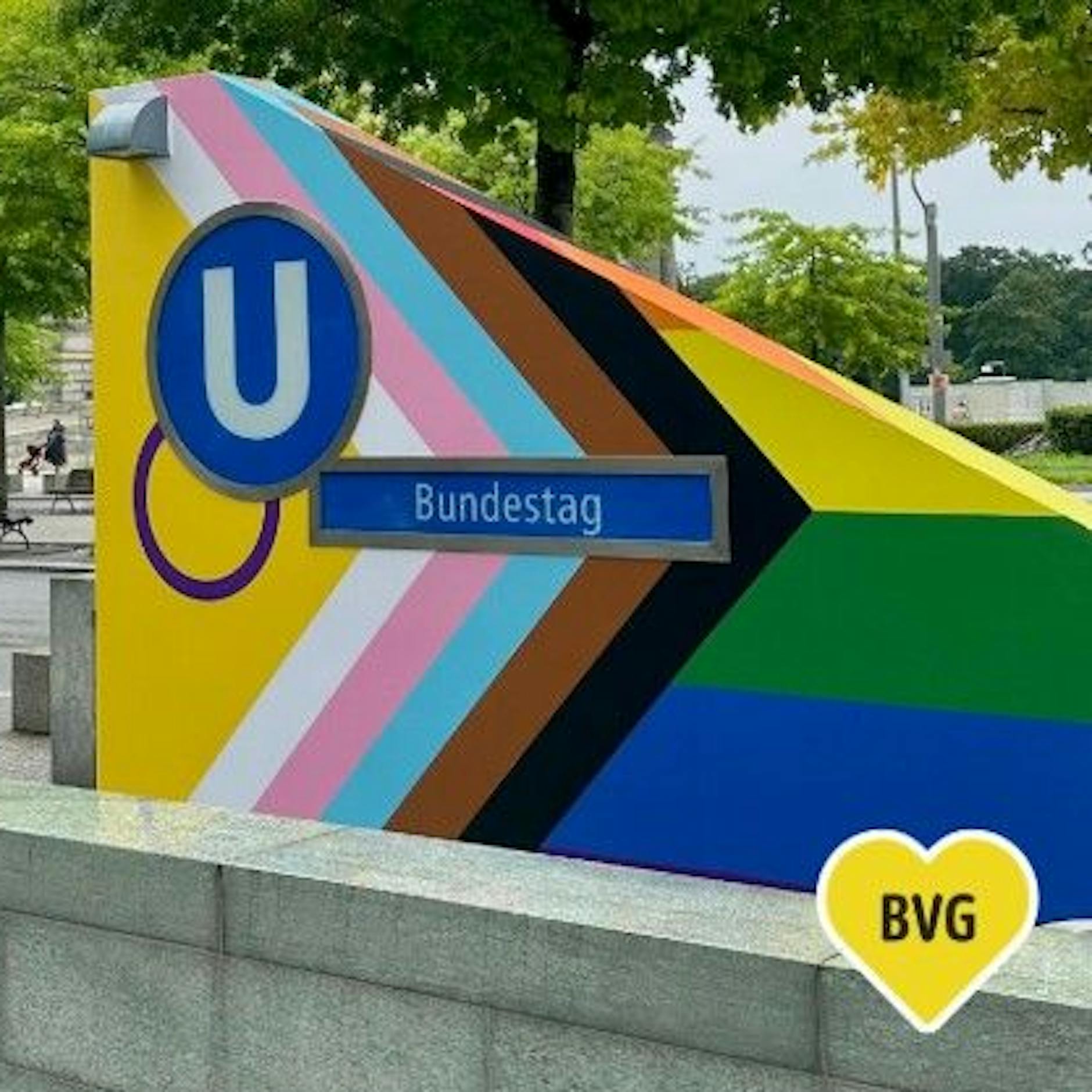 Image - BVG schmückt U-Bahnhof am Bundestag mit Regenbogen: Protest gegen Klöckner