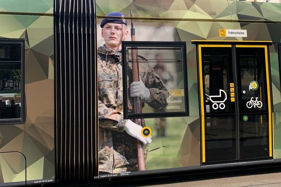 Die Bundeswehr sucht nach Soldaten: Straßenbahnen in Berlin werben fürs Militär.