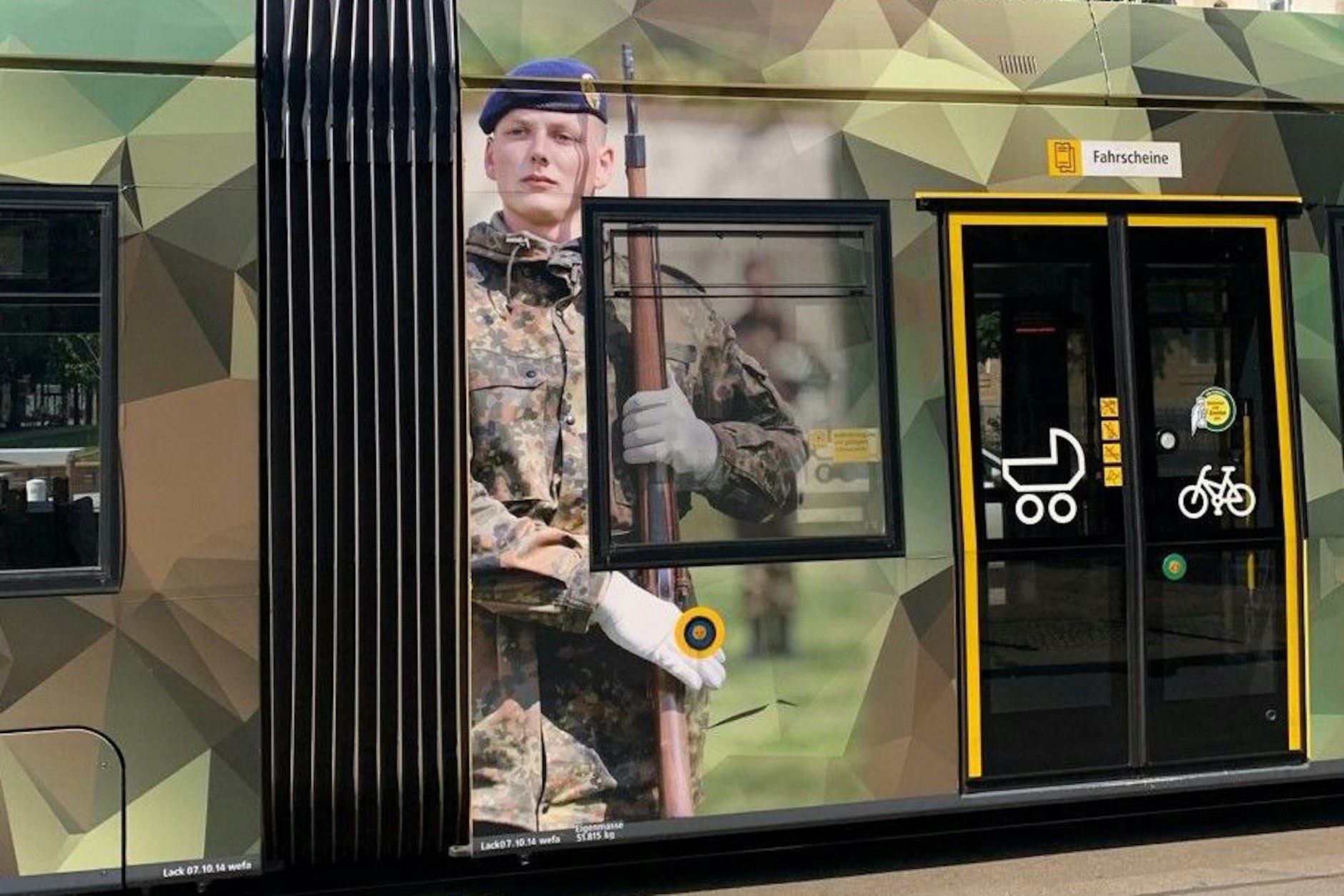Die Bundeswehr sucht nach Soldaten: Straßenbahnen in Berlin werben fürs Militär.