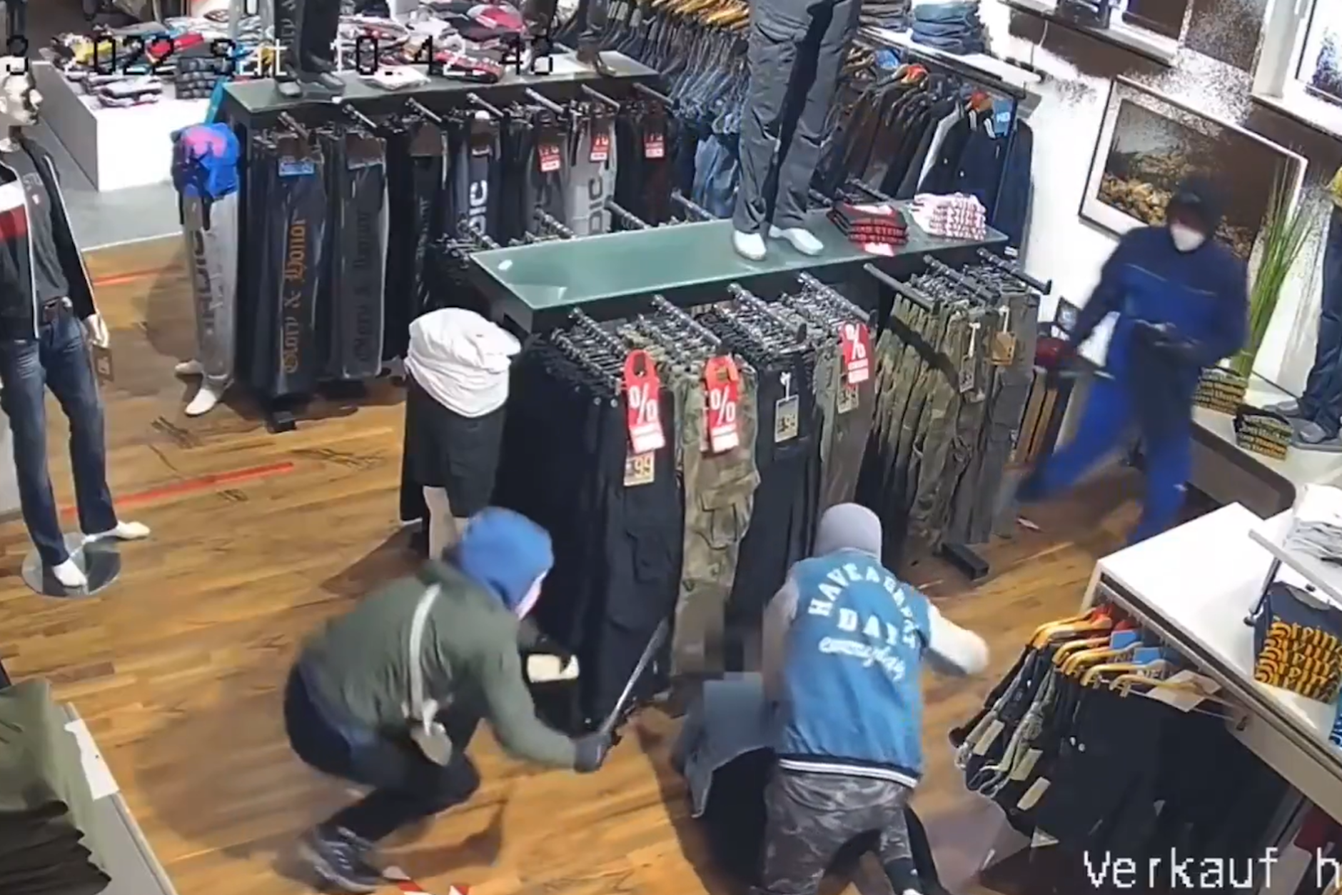 Eine Überwachungskamera hielt fest, wie Linksextremen 2022 eine Verkäuferin in einem Erfurter Thor-Steinar-Laden überfallen.
