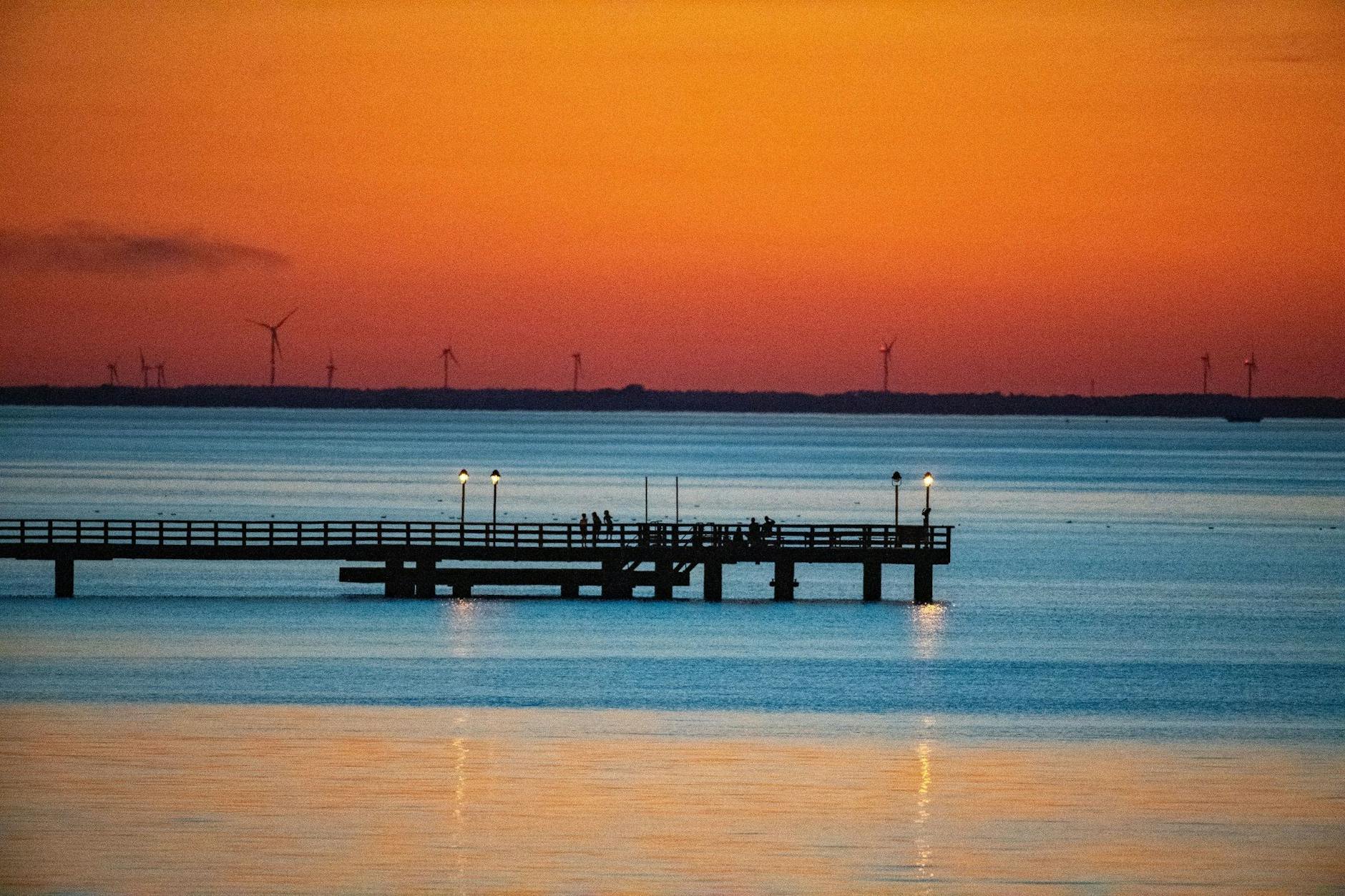 Am Himmel über der Seebrücke am Strand von Lubmin geht die Sonne unter. Diese Klassenreise nach Greifswald war für die 12-jährigen Berliner nicht unbeschwert.